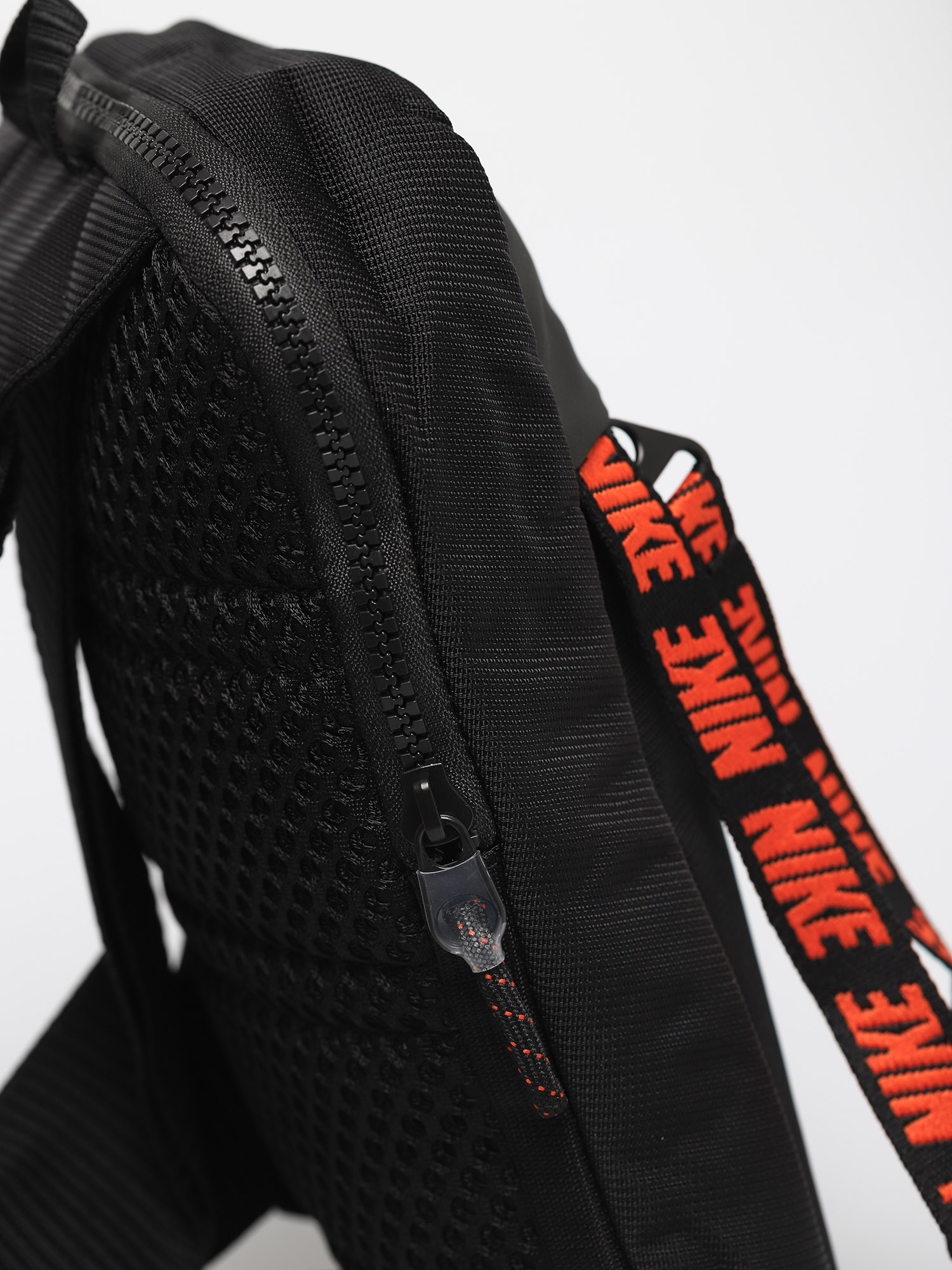 Taška Nike Advance (black/black/white)