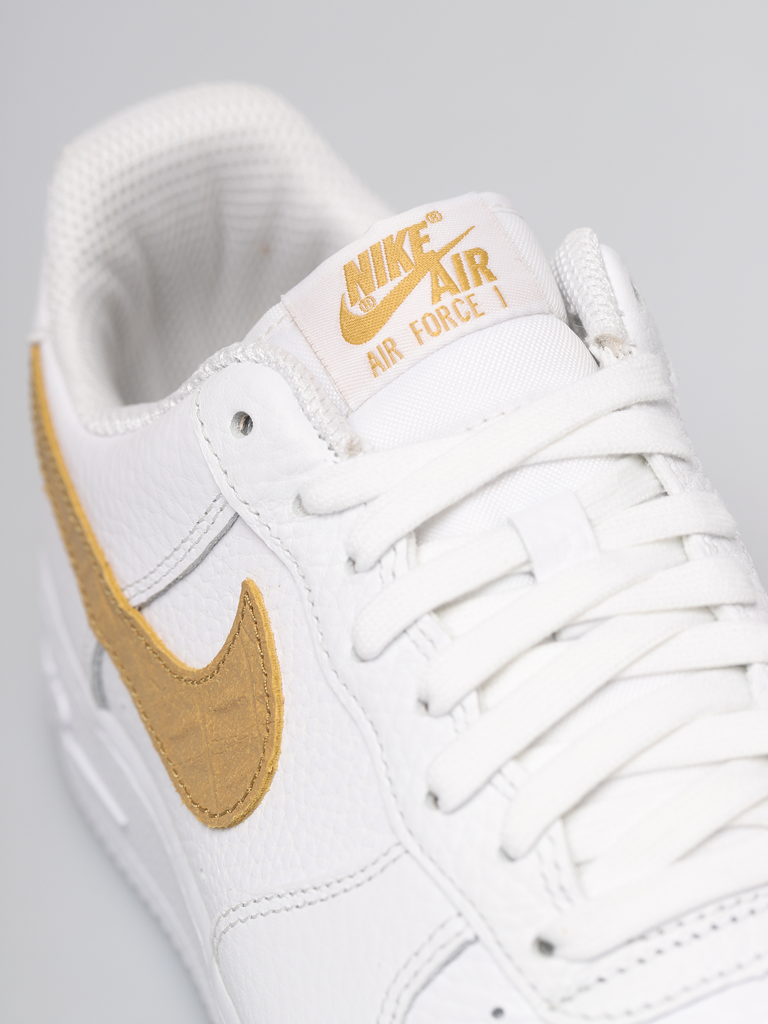 Topánky Nike Air Force 1 Lv8 (white/club gold white)