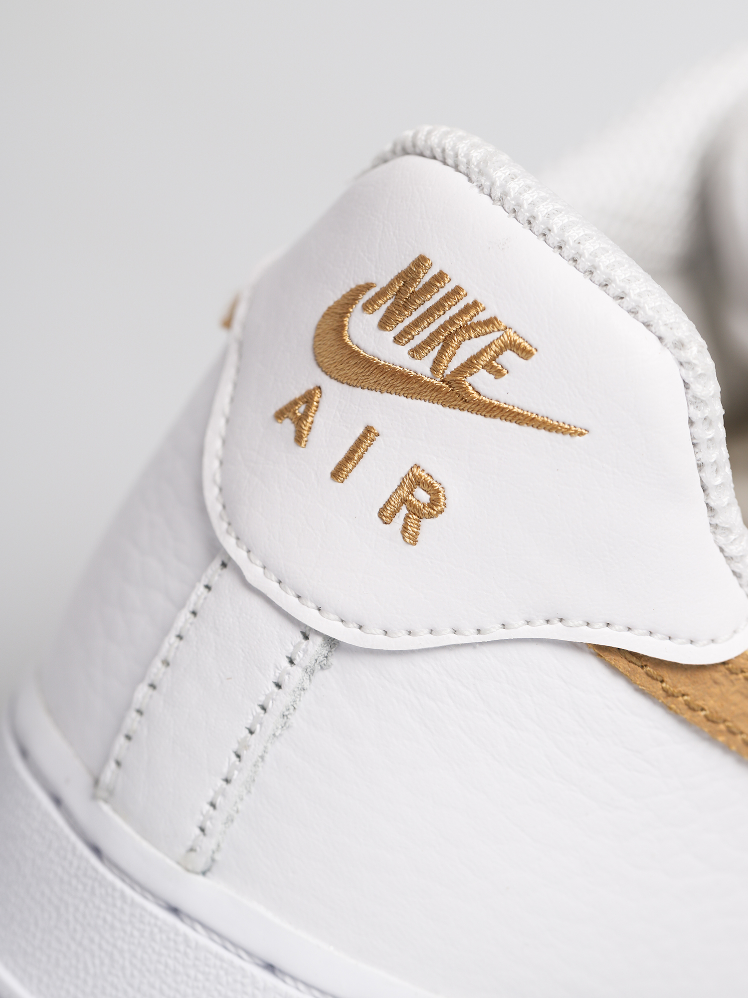 Topánky Nike Air Force 1 Lv8 (white/club gold white)