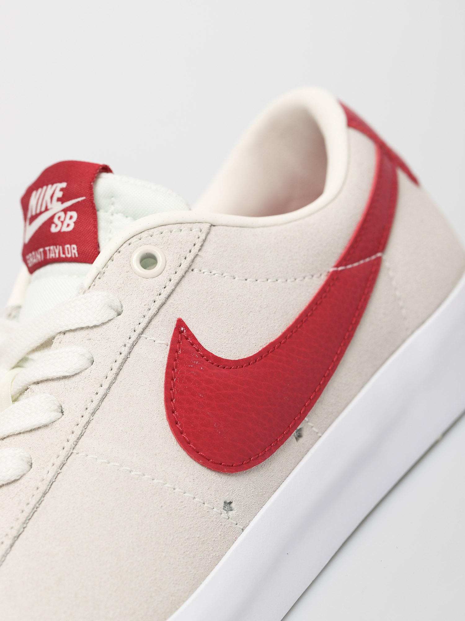 Topánky Nike SB Blazer Low Gt (sail/cardinal red white gum light brown)