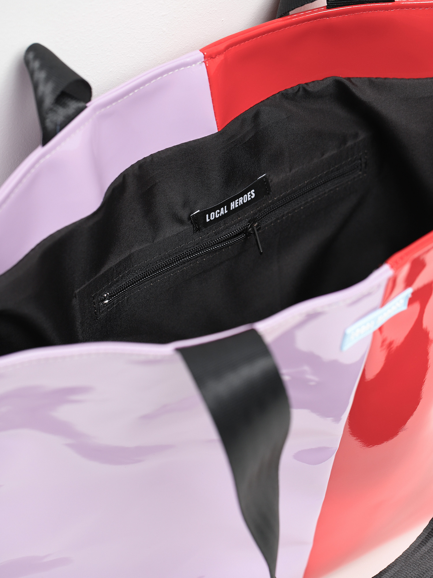 Kabelka Local Heroes Hot Tote Bag Wmn (red/violet)