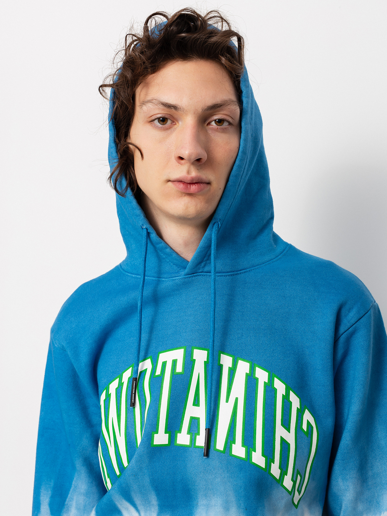 Mikina s kapucňou Chinatown Market Reverse Arc Tie Dye HD (blue tie dye)