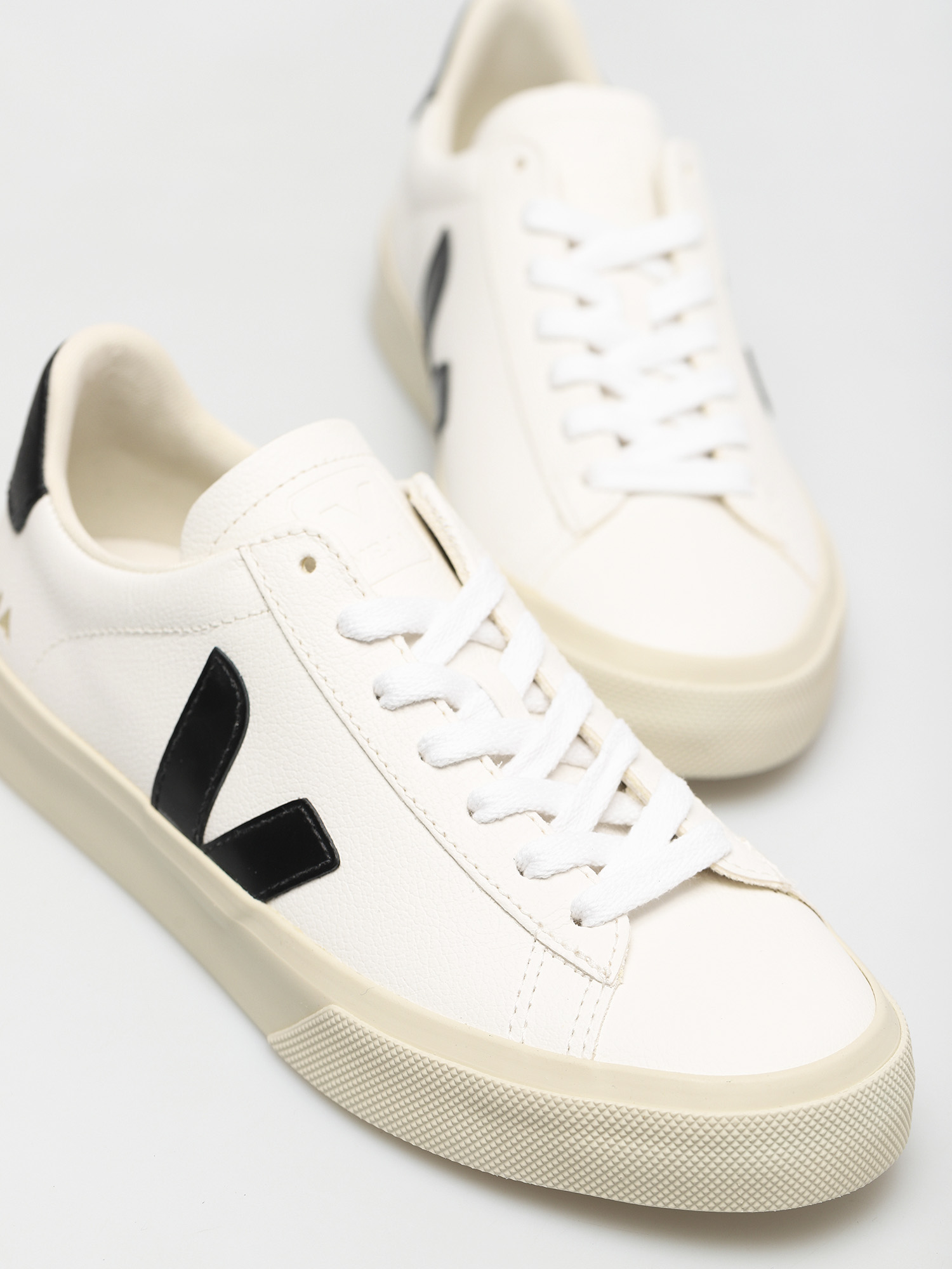 Topánky Veja Campo Wmn (chromefree leather white black)