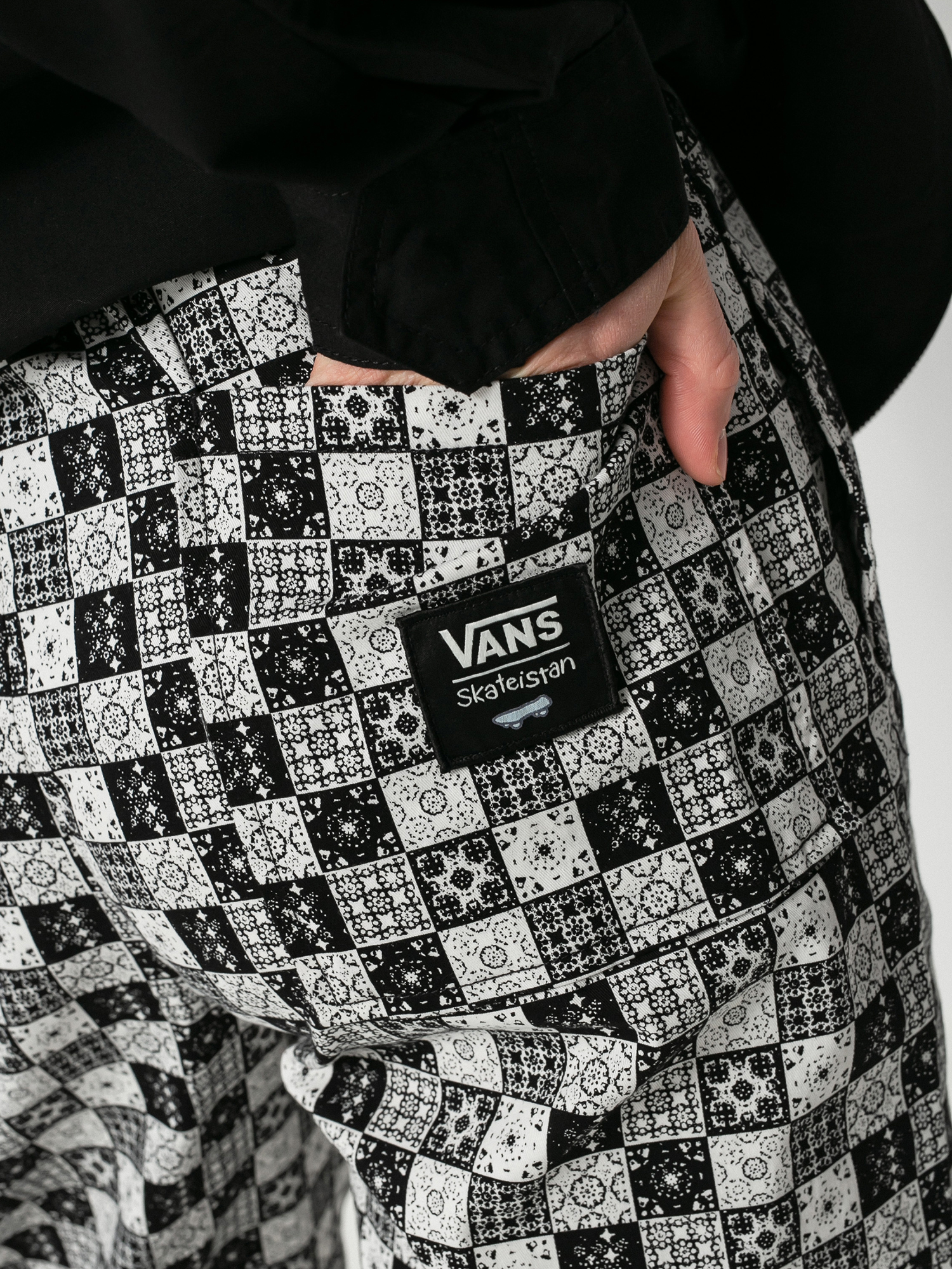 Nohavice Vans X Skateistan Wmn (black)