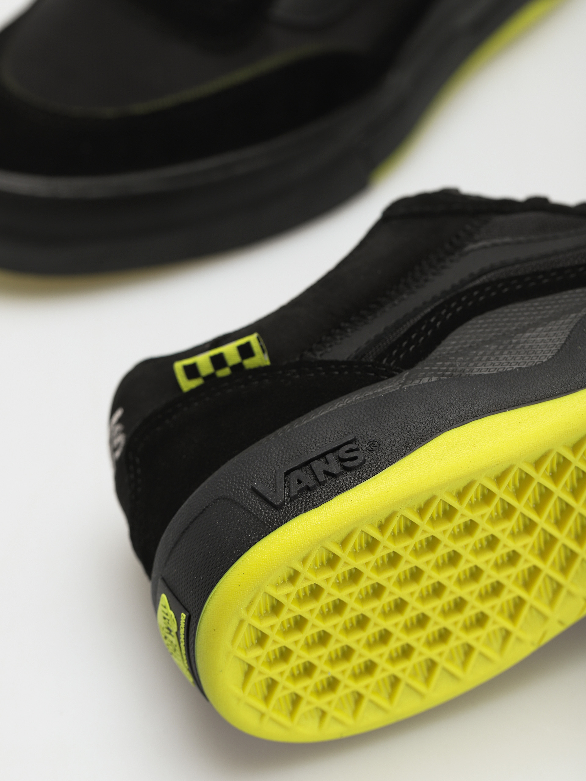 Topánky Vans Wayvee (black/sulphur)