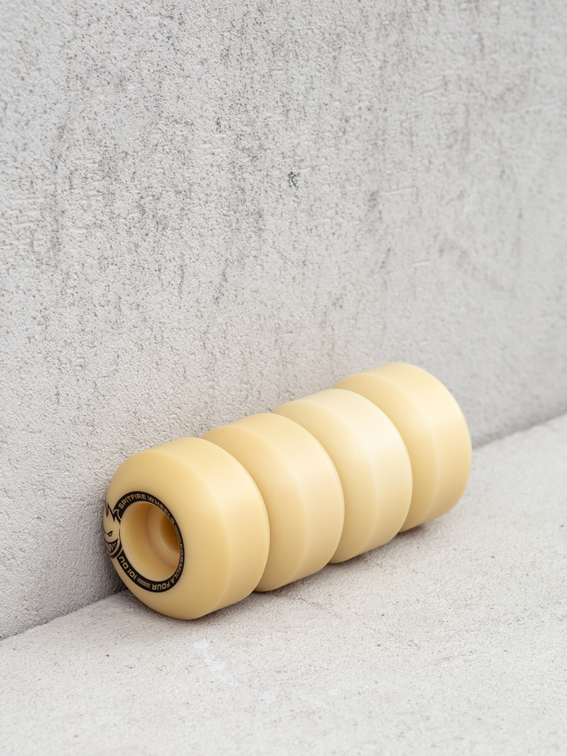 Kolieska Spitfire F4 99D Classic Shape (black/natural)