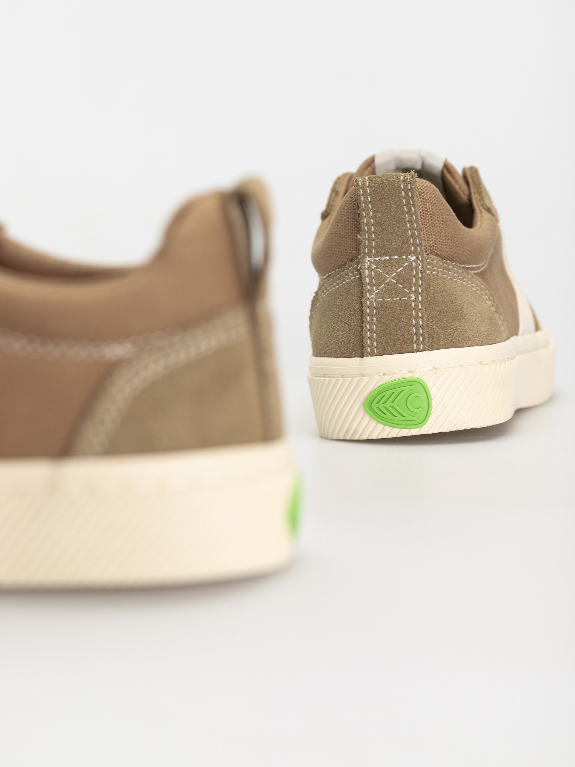 Topánky Cariuma Catiba Pro (burnt sand suede and canvas contrast thread ivory logo)