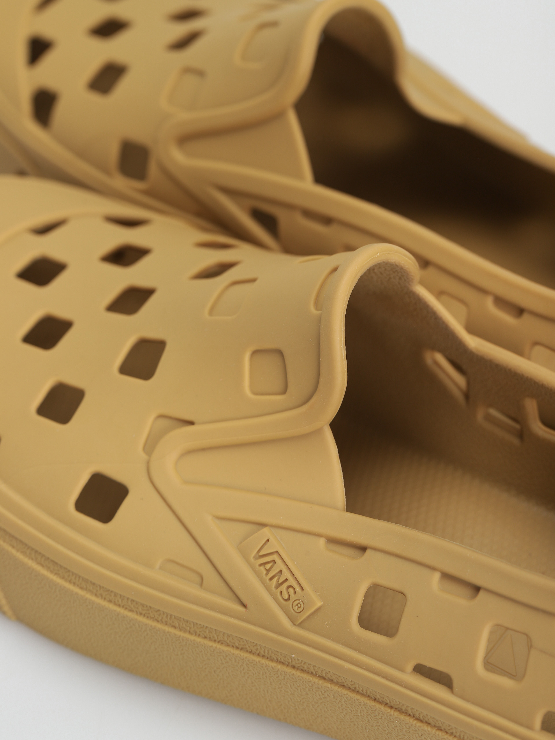 Topánky Vans Trek Slip On (mustard gold)