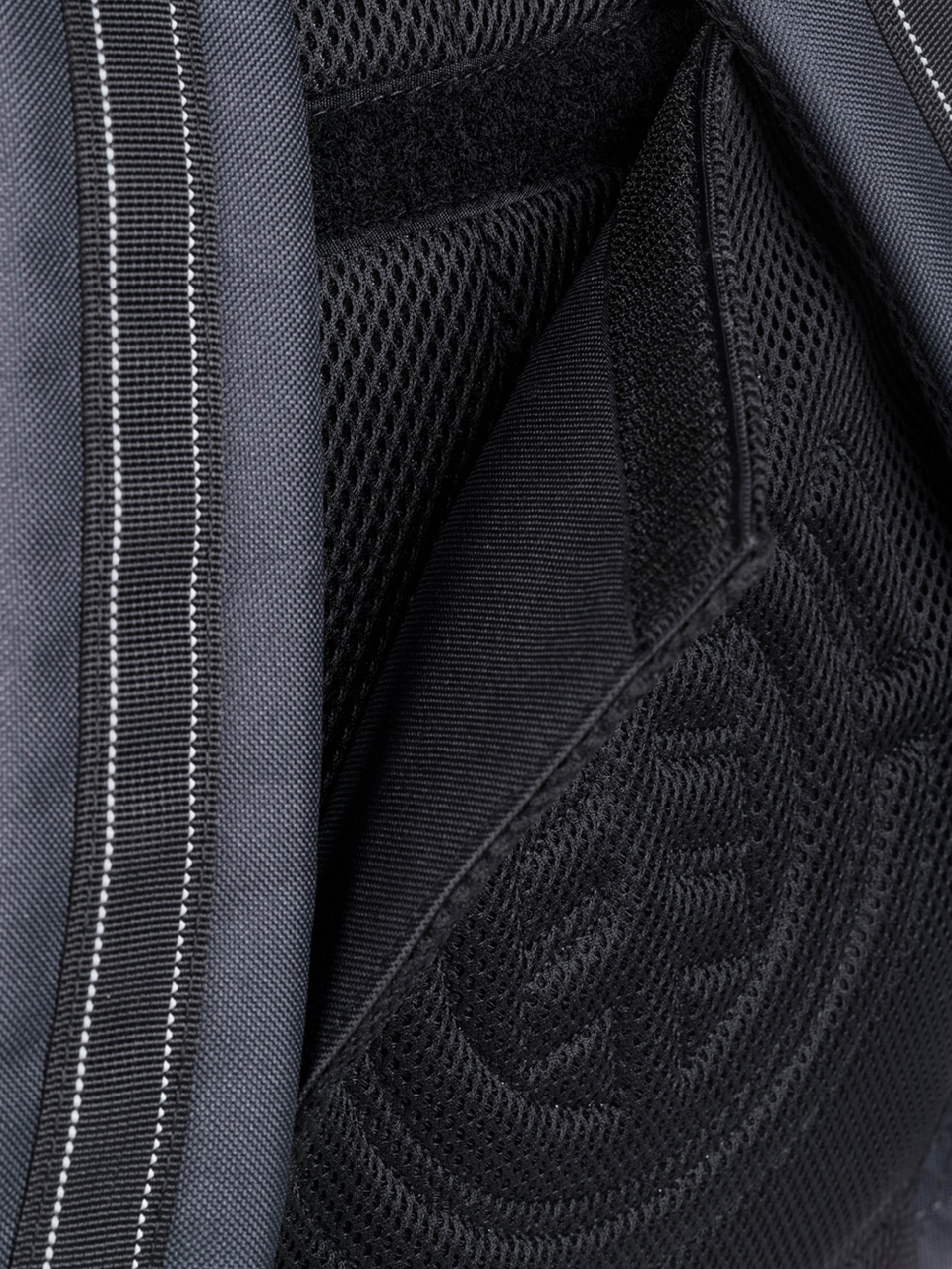 Batoh Element Action (off black)