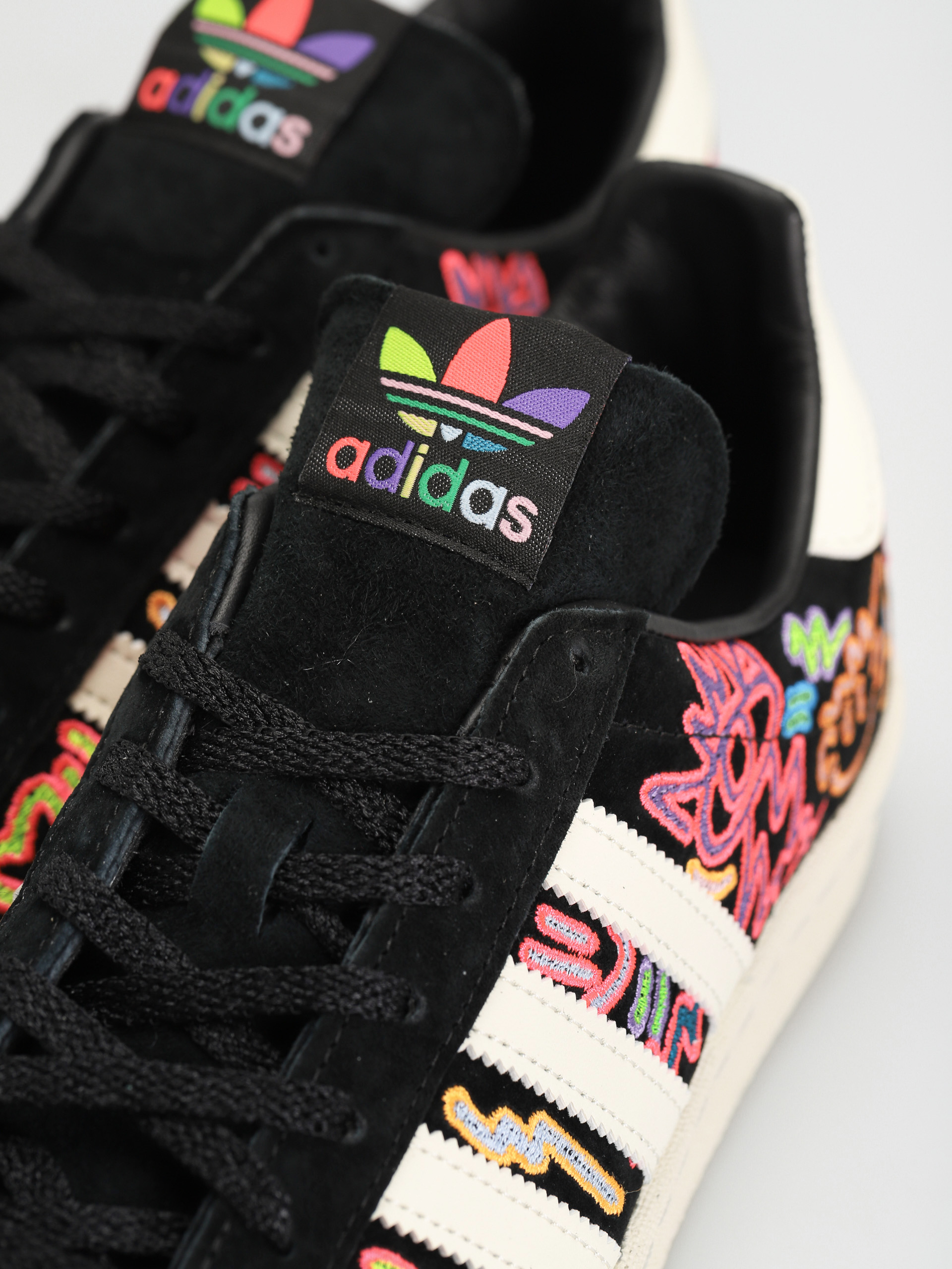 Topánky adidas Originals Campus 80S Pride (owhite/cblack/owhite)