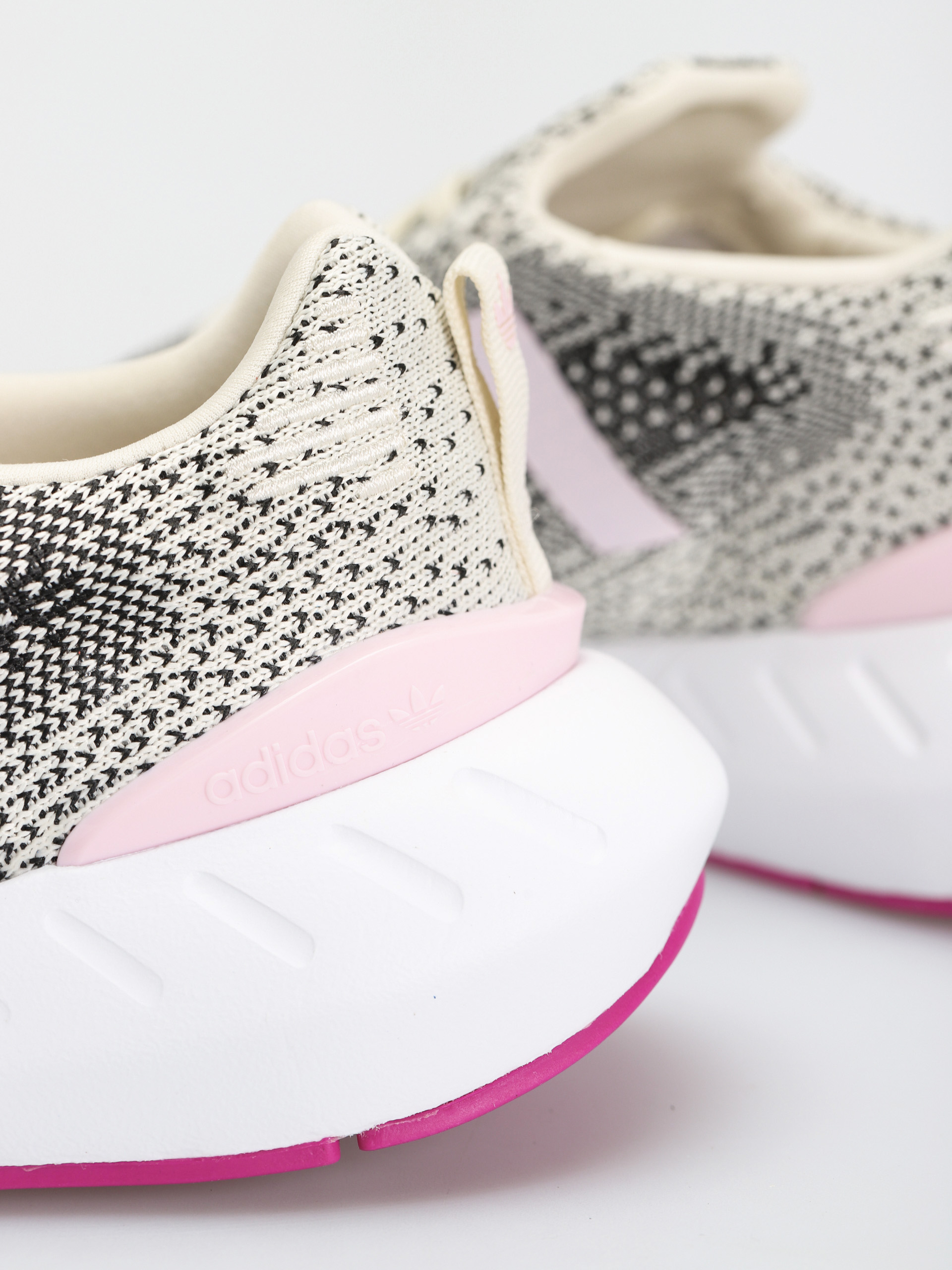 Topánky adidas Originals Swift Run 22 W Wmn (cwhite/clpink/vivpnk)