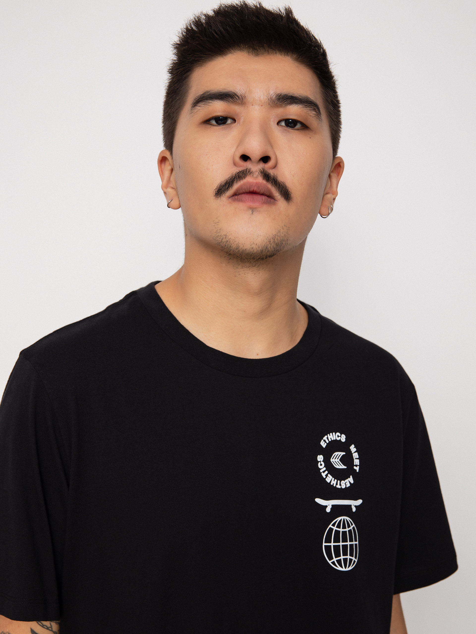 Tričko Cariuma Ethics meet Aesthetics (black)