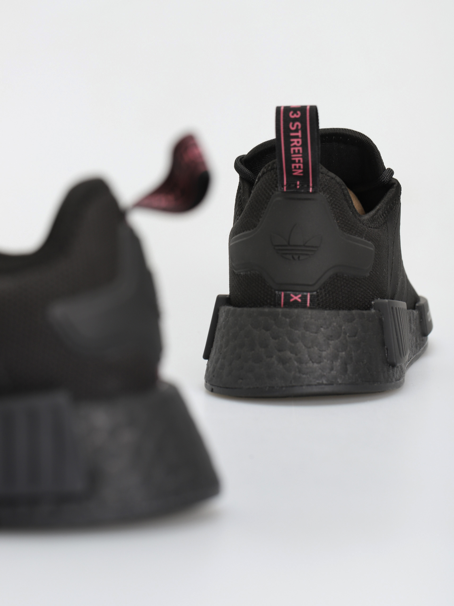 Topánky adidas Originals Nmd R1 Primeblue Wmn (cblack/cblack/sopink)