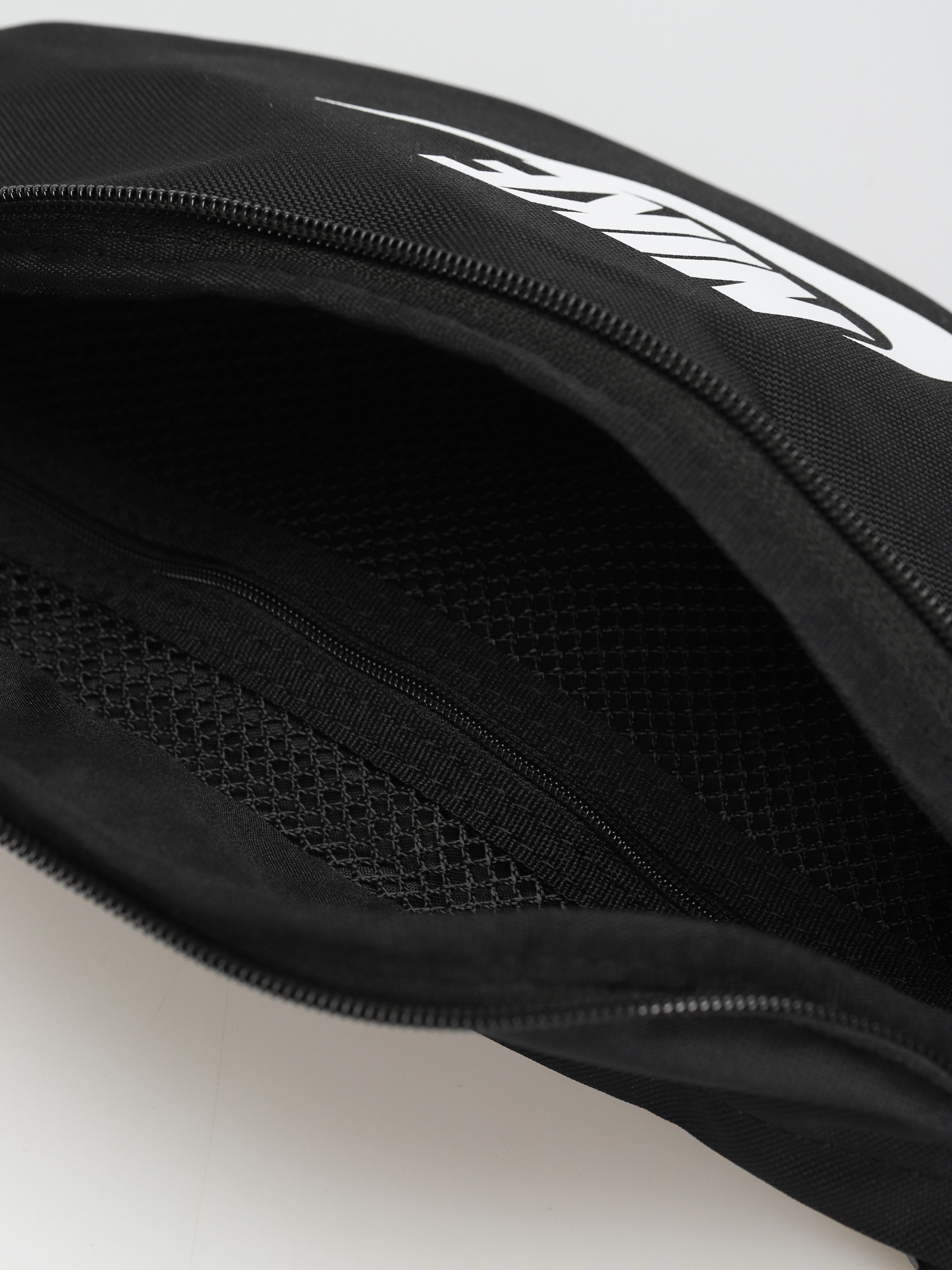 Ľadvinka Nike SB Heritage (black/black/white)