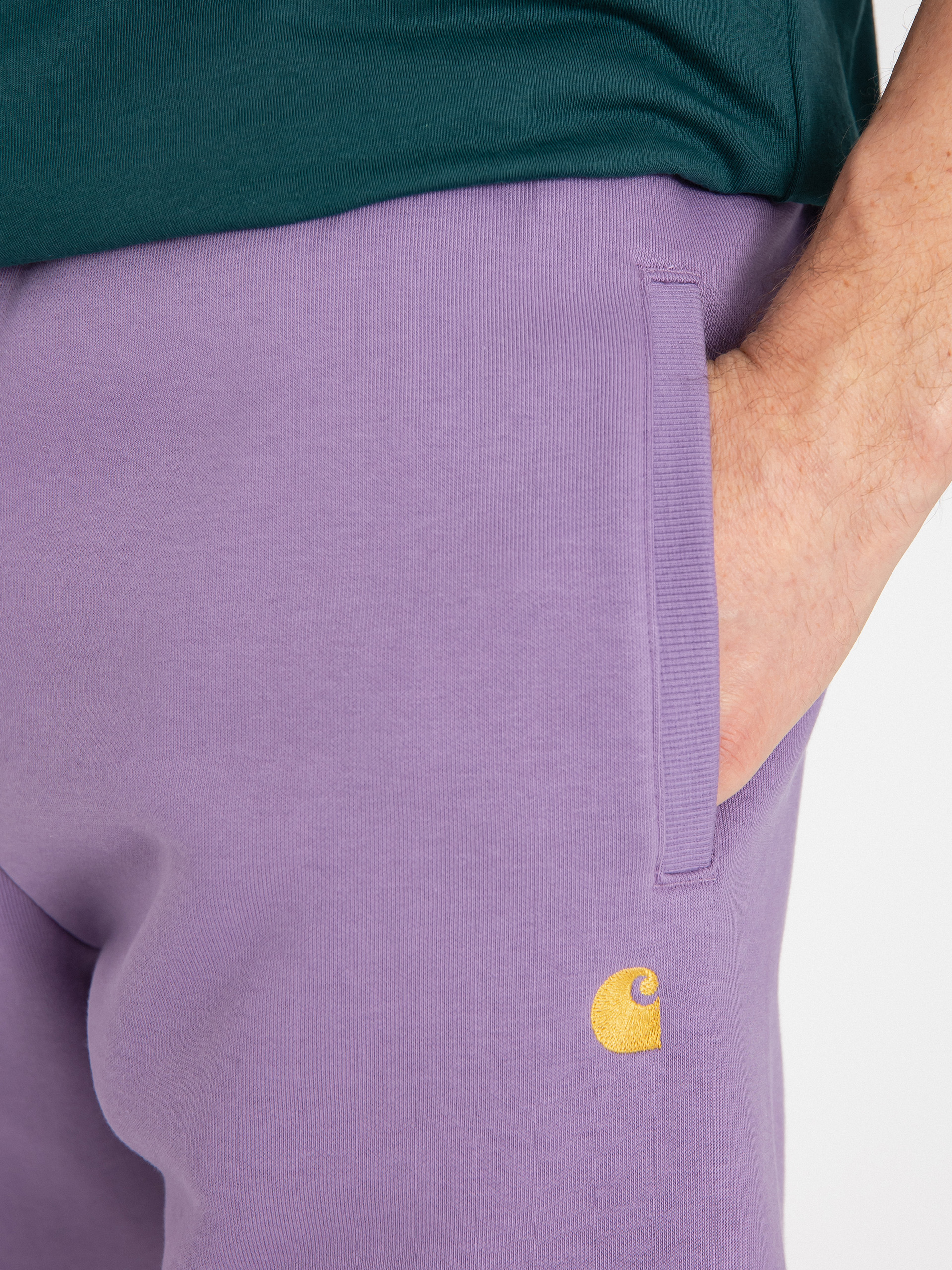 Kraťasy Carhartt WIP Chase (violanda/gold)
