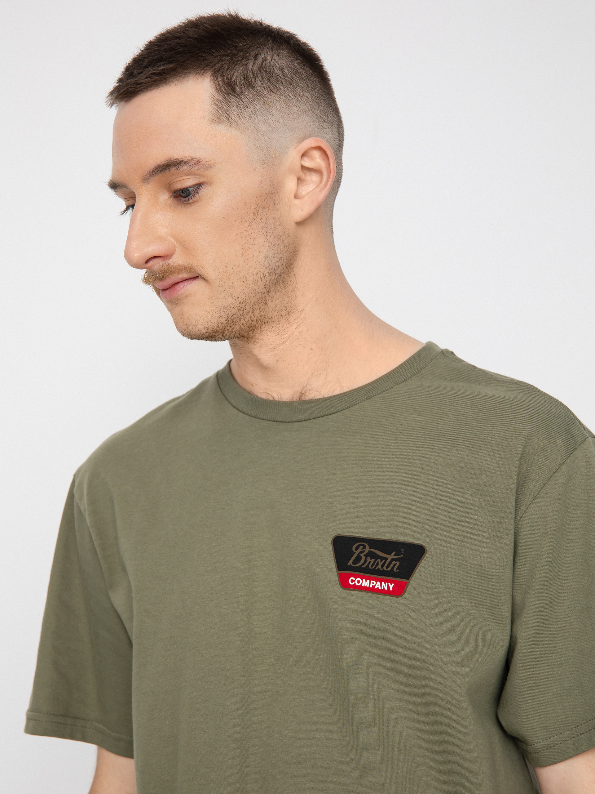 Tričko Brixton Linwood (olive surplus/gold/aloha red)