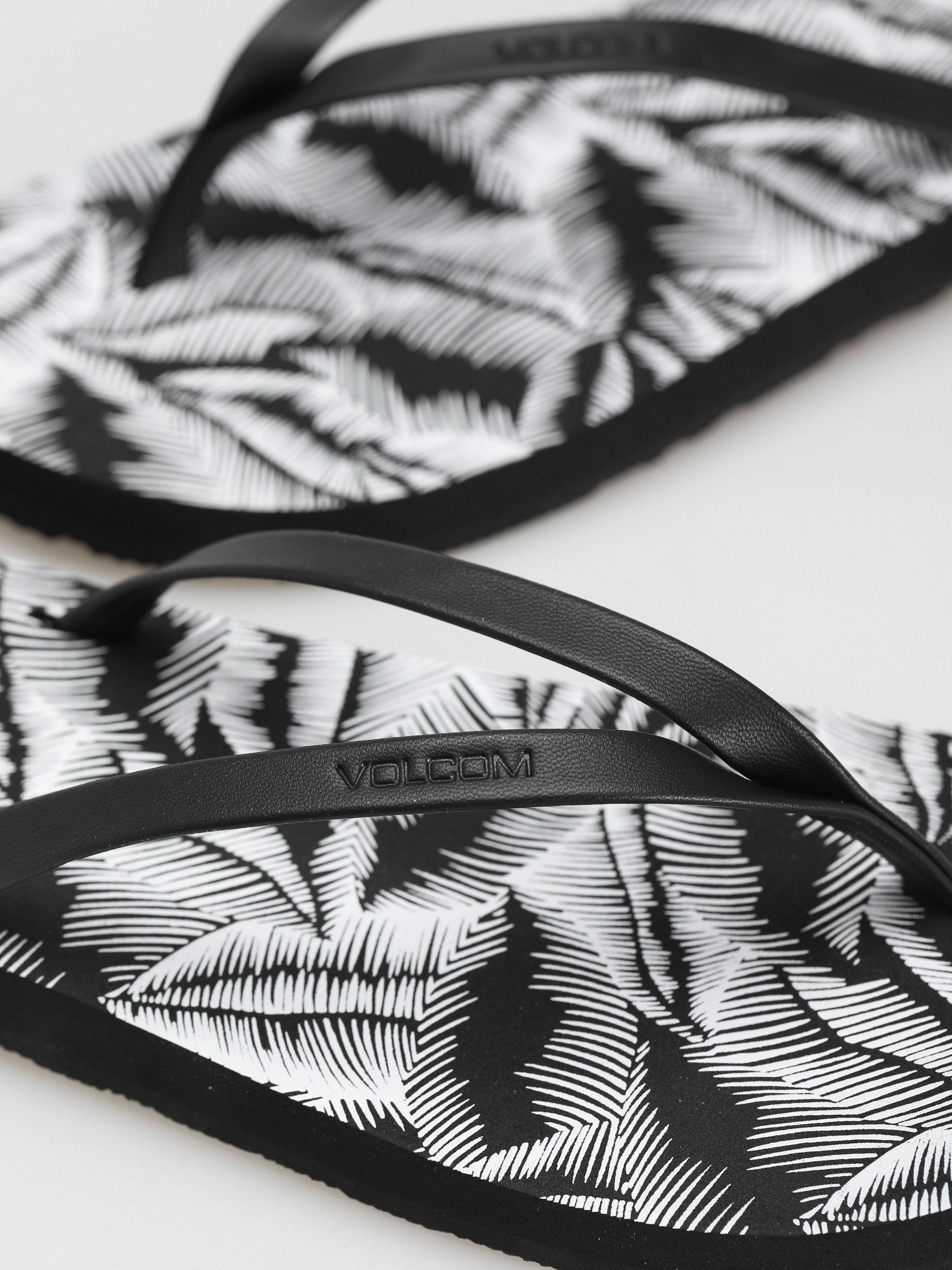 Šľapky Volcom Color Me Spring Wmn (black white)