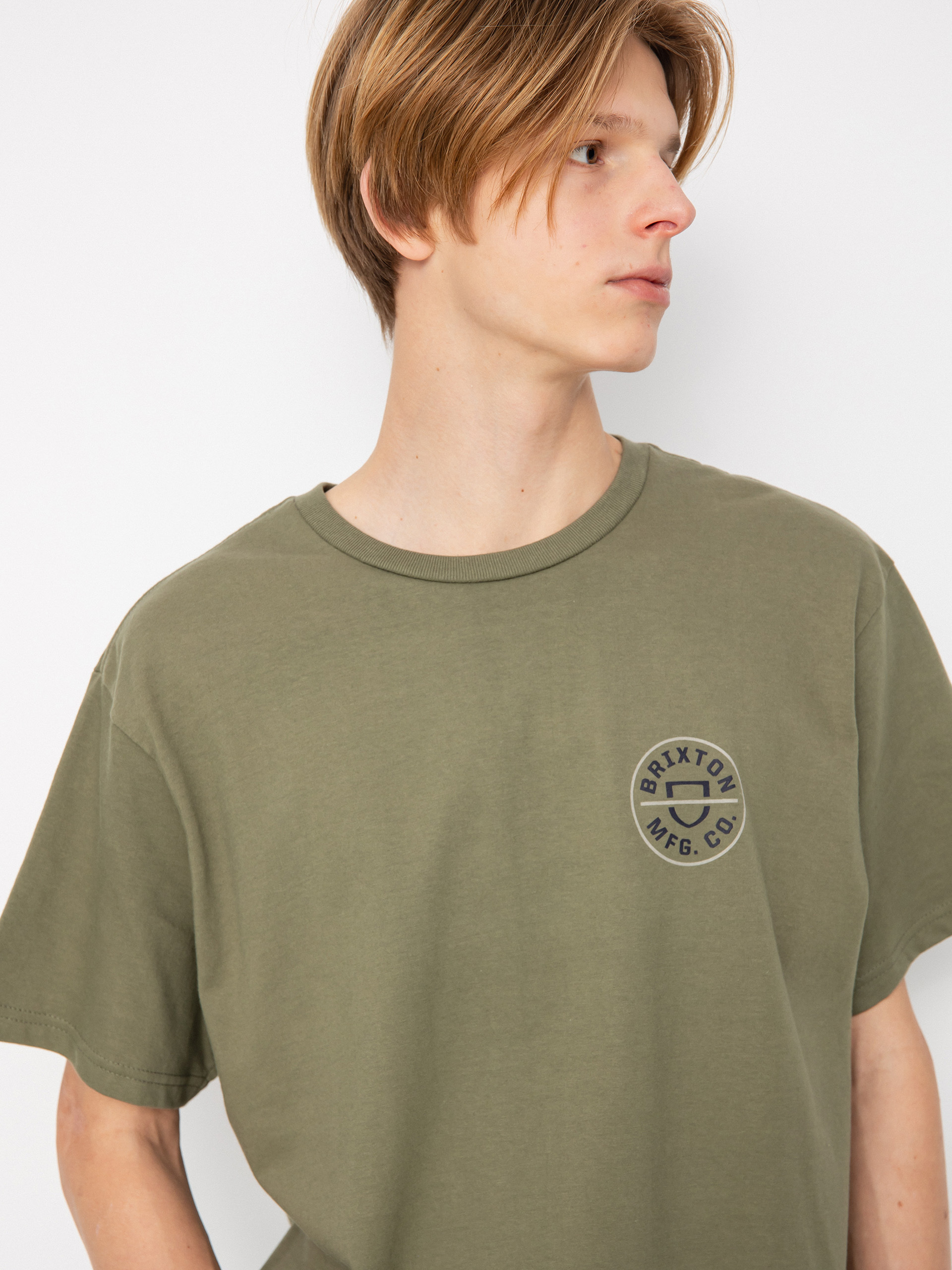 Tričko Brixton Crest II (olive surplus/washed navy/sand)