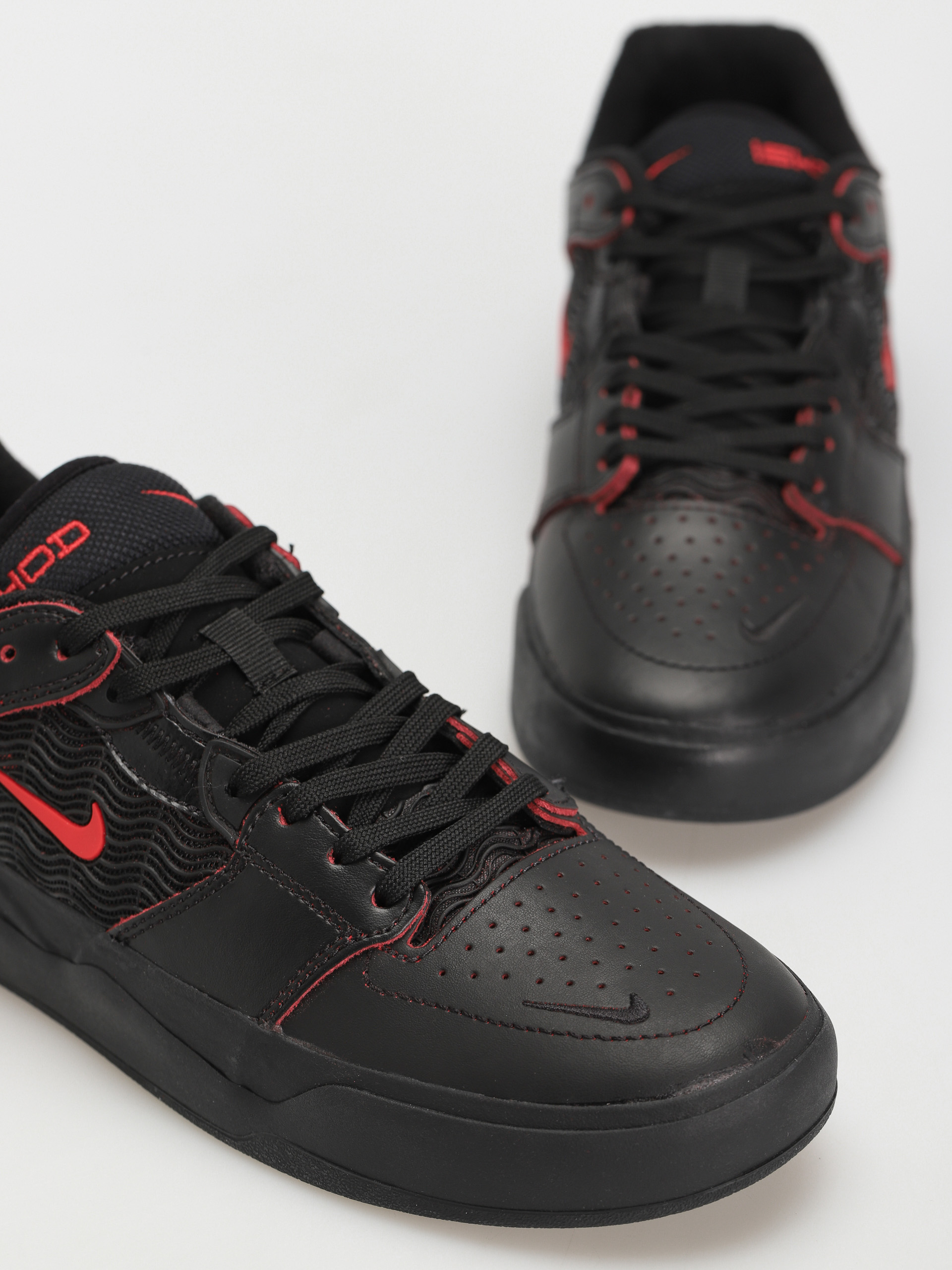 Topánky Nike SB Ishod Premium (black/university red black black)