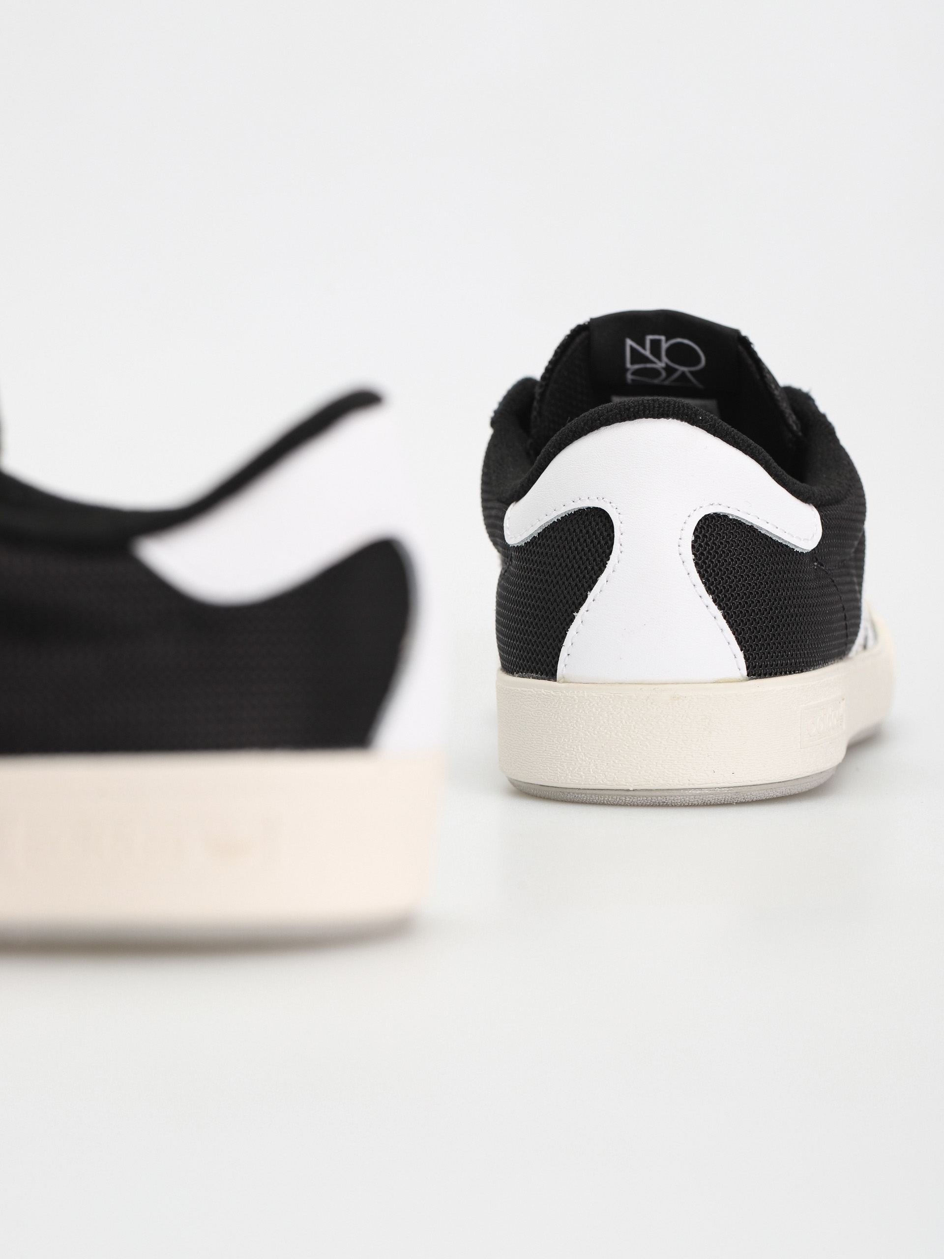 Topánky adidas Nora (cblack/ftwwht/gretwo)