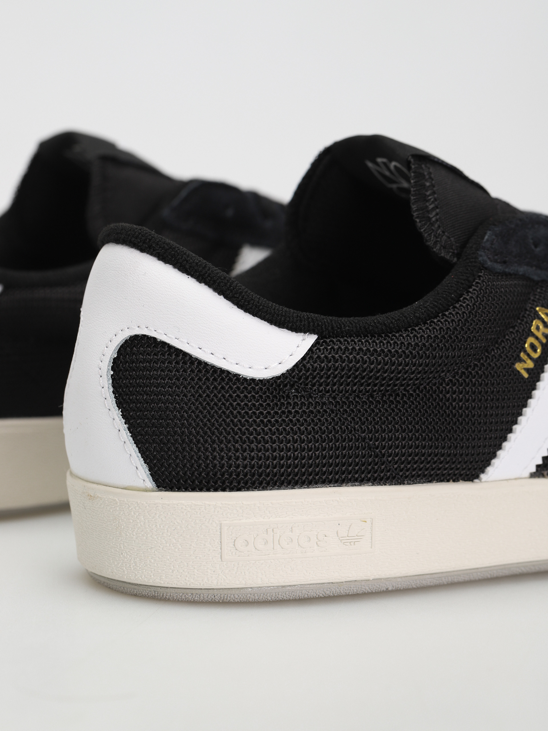 Topánky adidas Nora (cblack/ftwwht/gretwo)