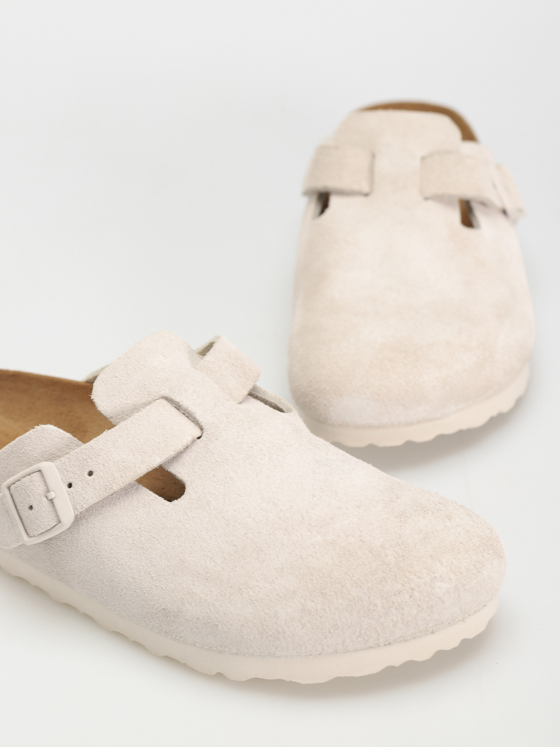 Šľapky Birkenstock Boston Suede Narrow Wmn (modern suede antique white)
