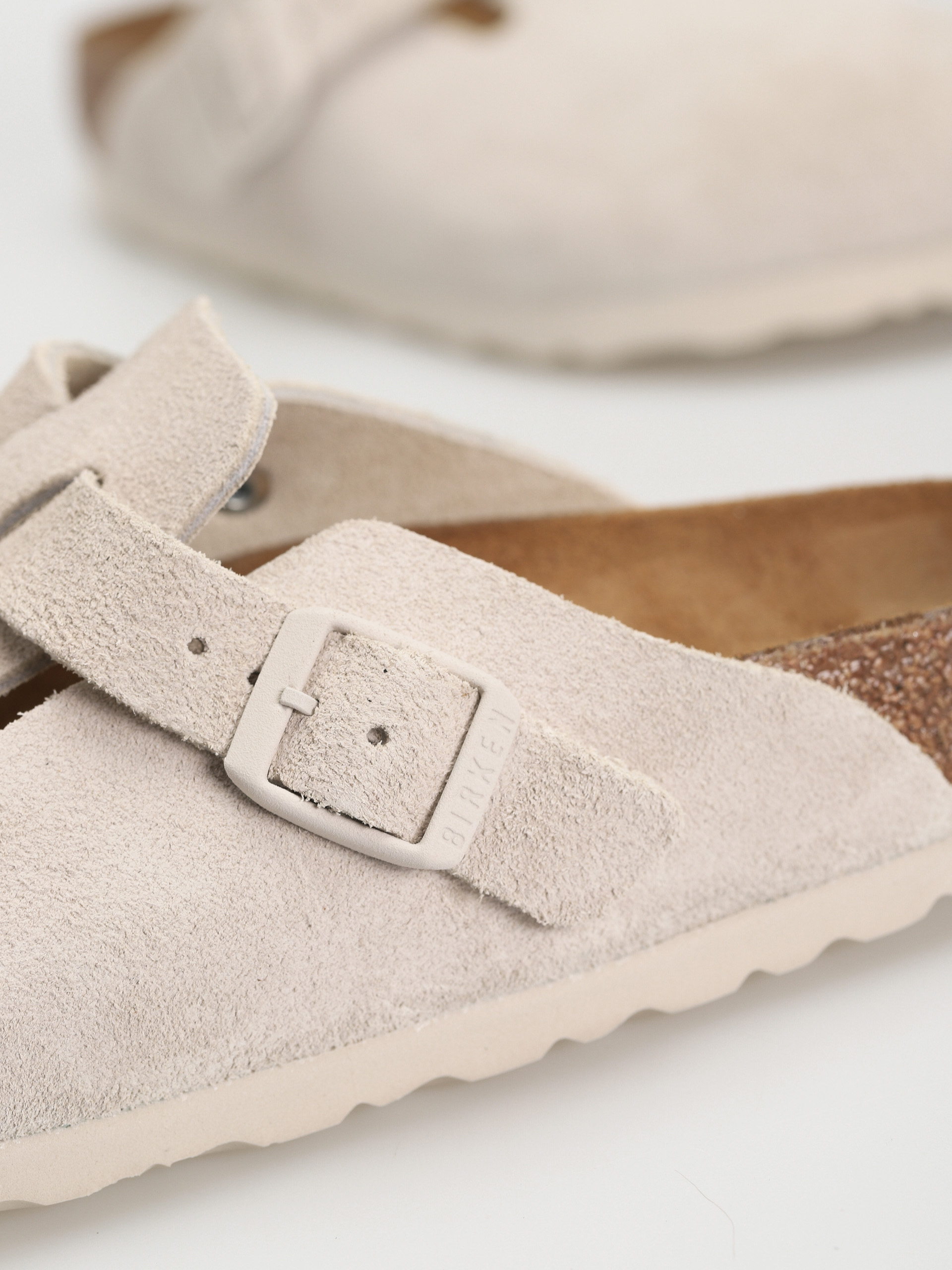 Šľapky Birkenstock Boston Suede Narrow Wmn (modern suede antique white)