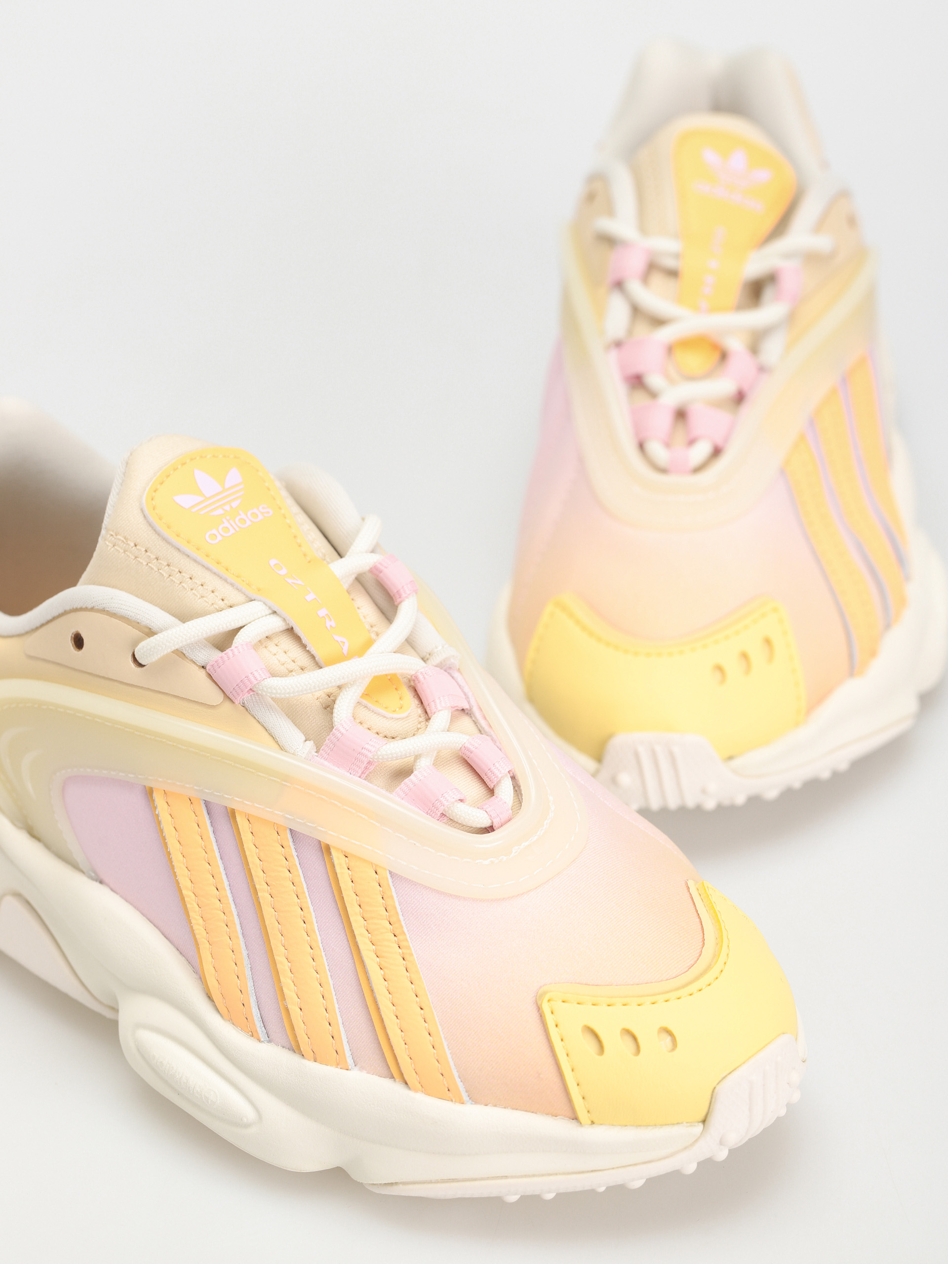 Topánky adidas Originals Oztral Wmn (owhite/aciora/sanstr)