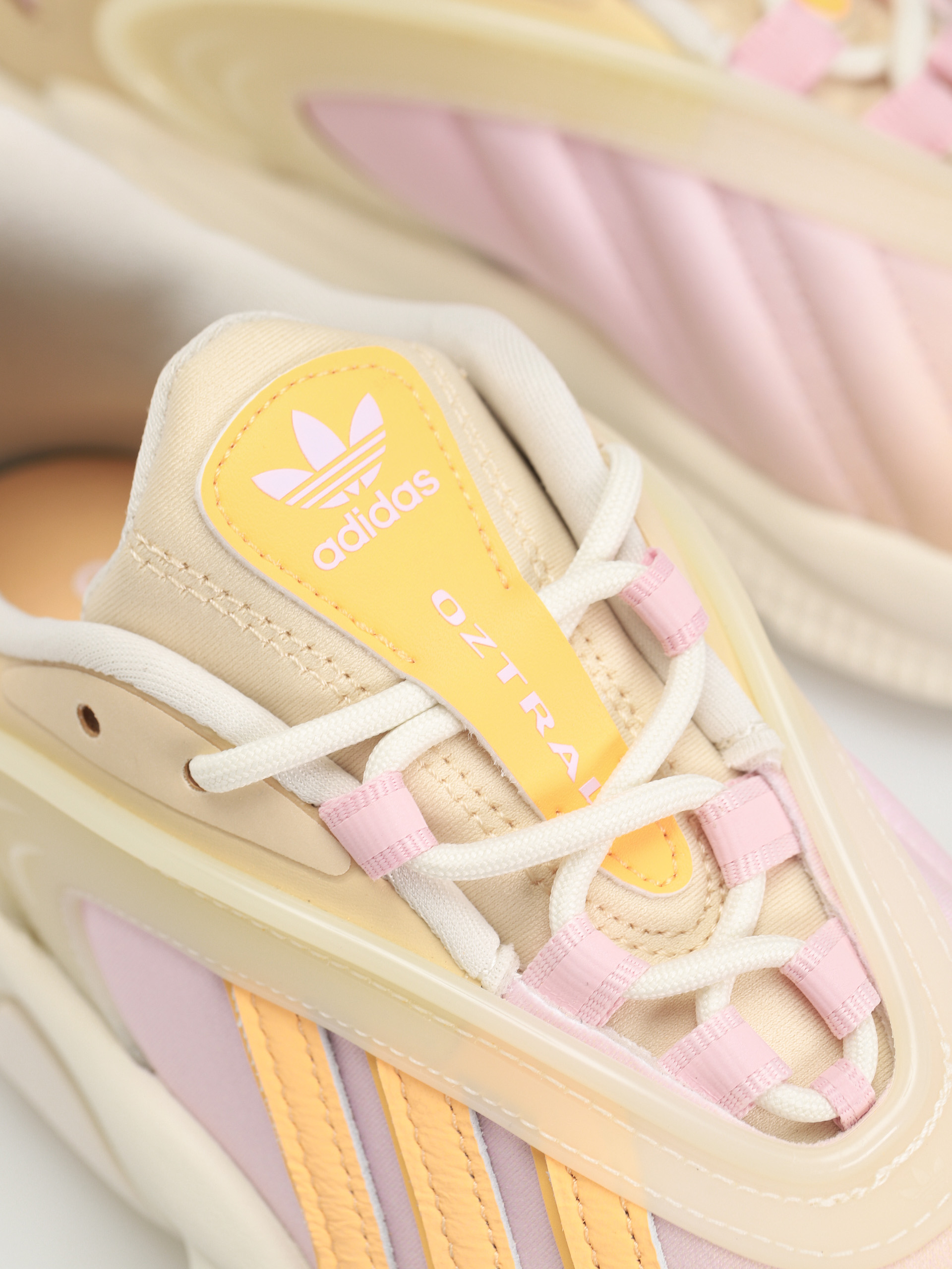 Topánky adidas Originals Oztral Wmn (owhite/aciora/sanstr)