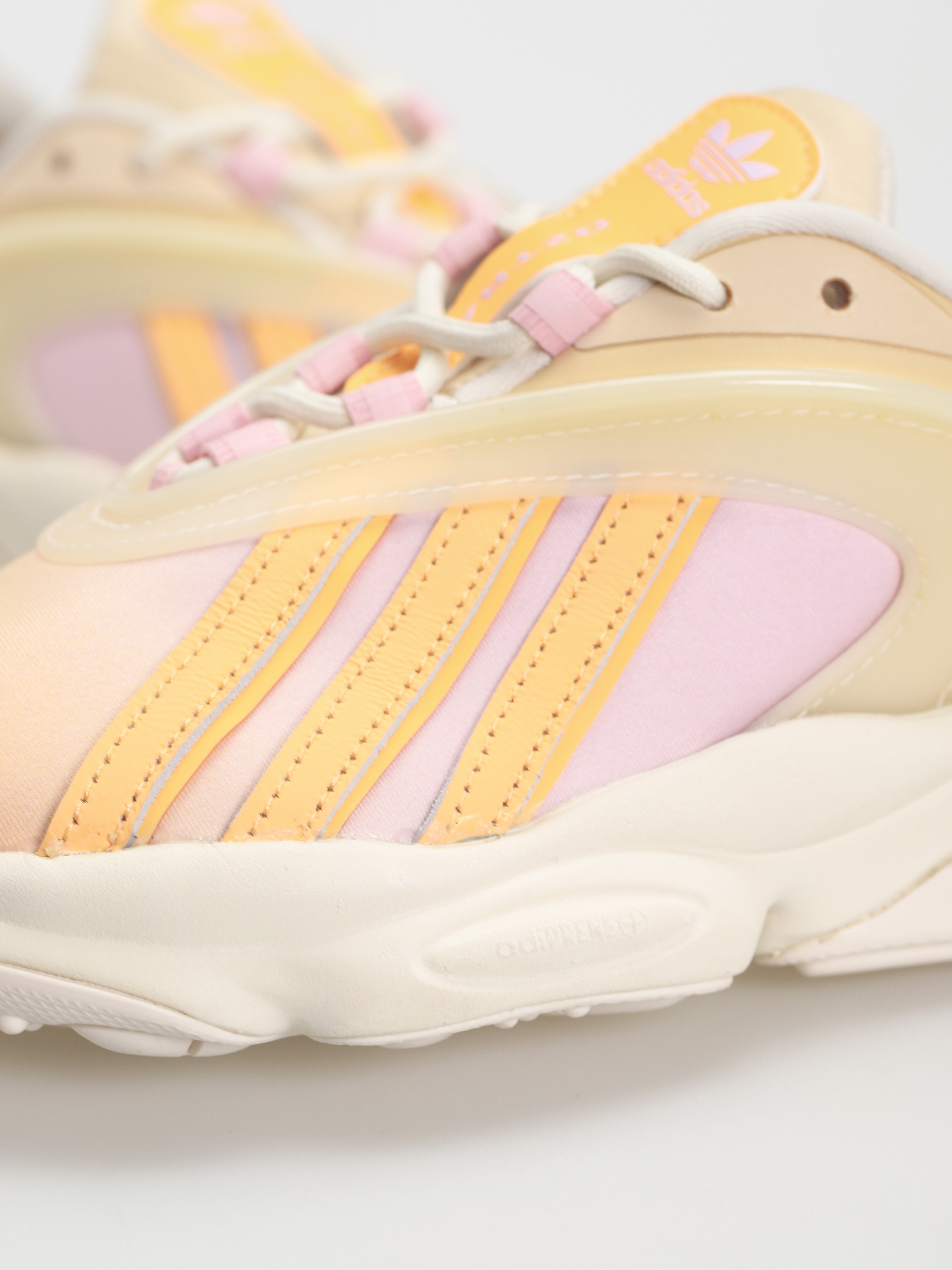 Topánky adidas Originals Oztral Wmn (owhite/aciora/sanstr)