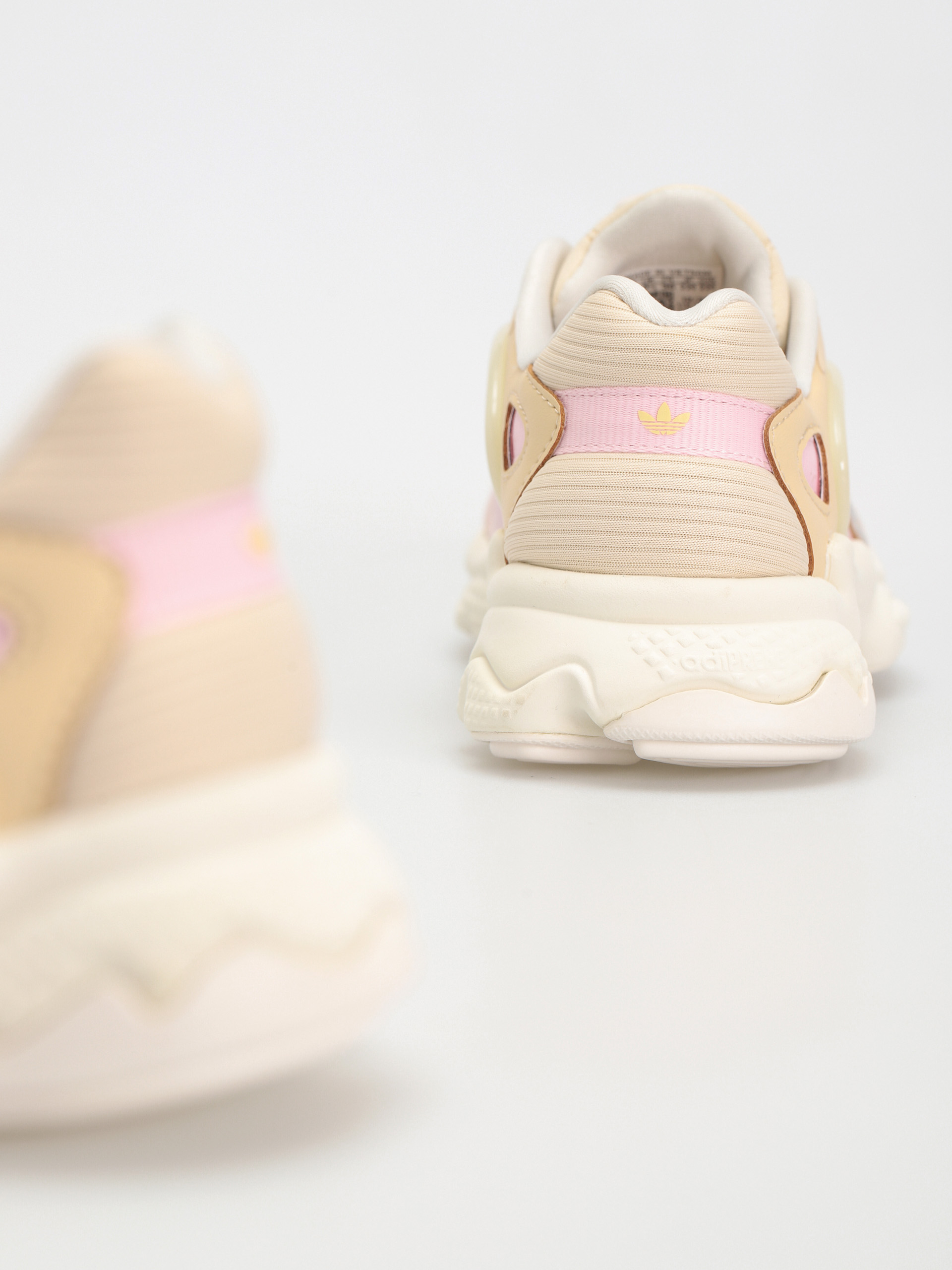 Topánky adidas Originals Oztral Wmn (owhite/aciora/sanstr)