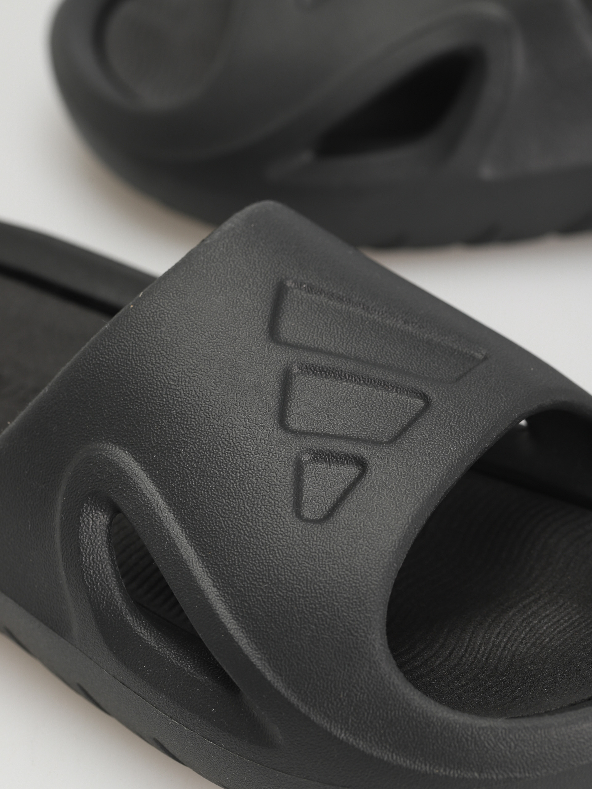 Šľapky adidas Adicane (carbon/carbon/cblack)