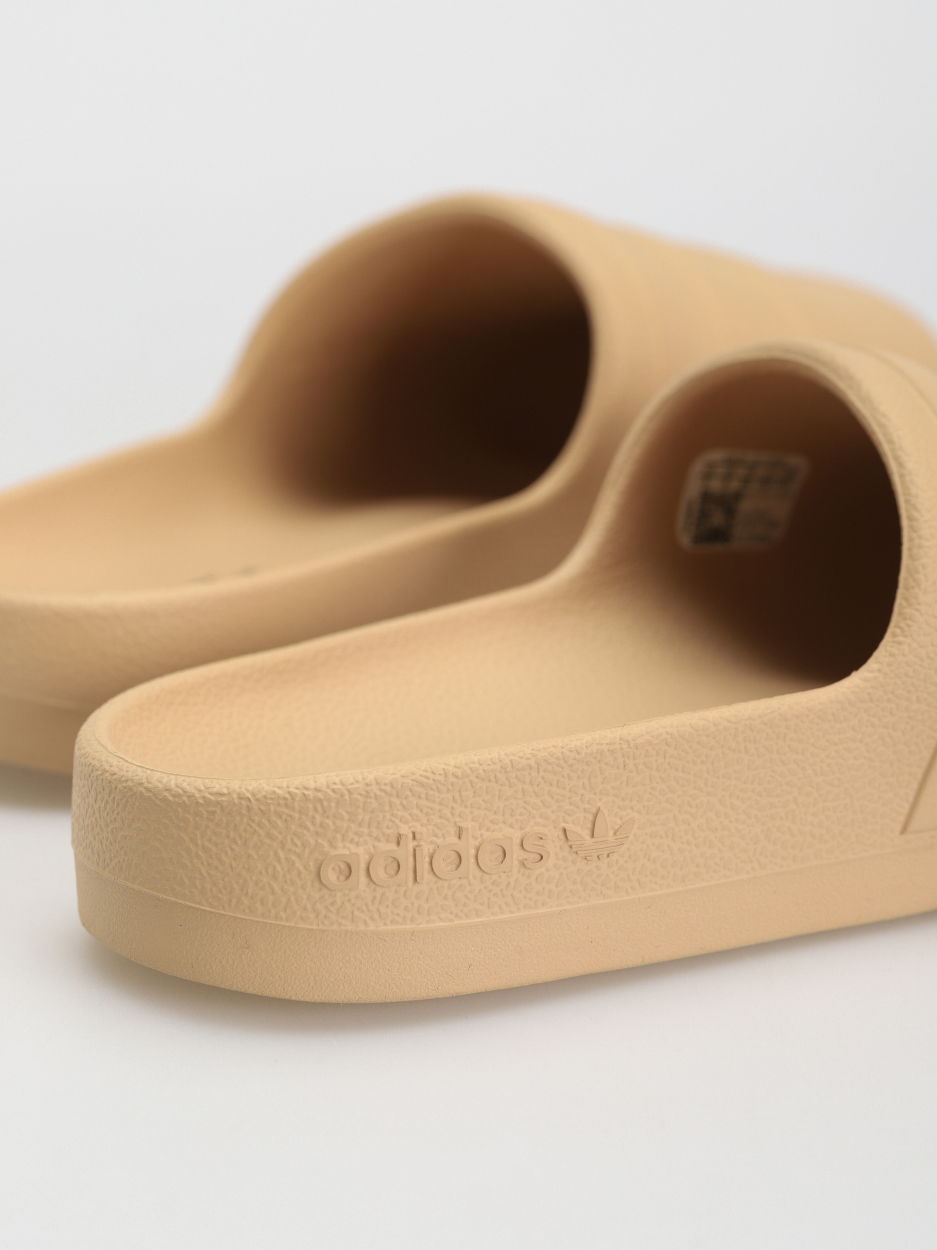 Šľapky adidas Originals Adifom Adilette (magbei/magbei/cblack)