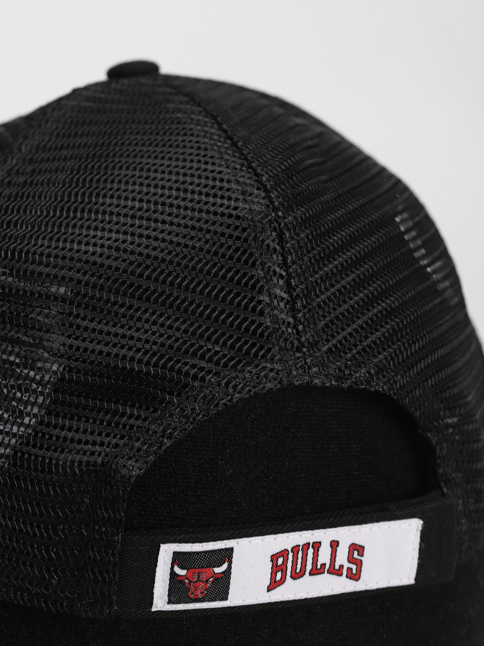 Šiltovka New Era Home Field 9Forty Trucker Chicago Bulls (black)