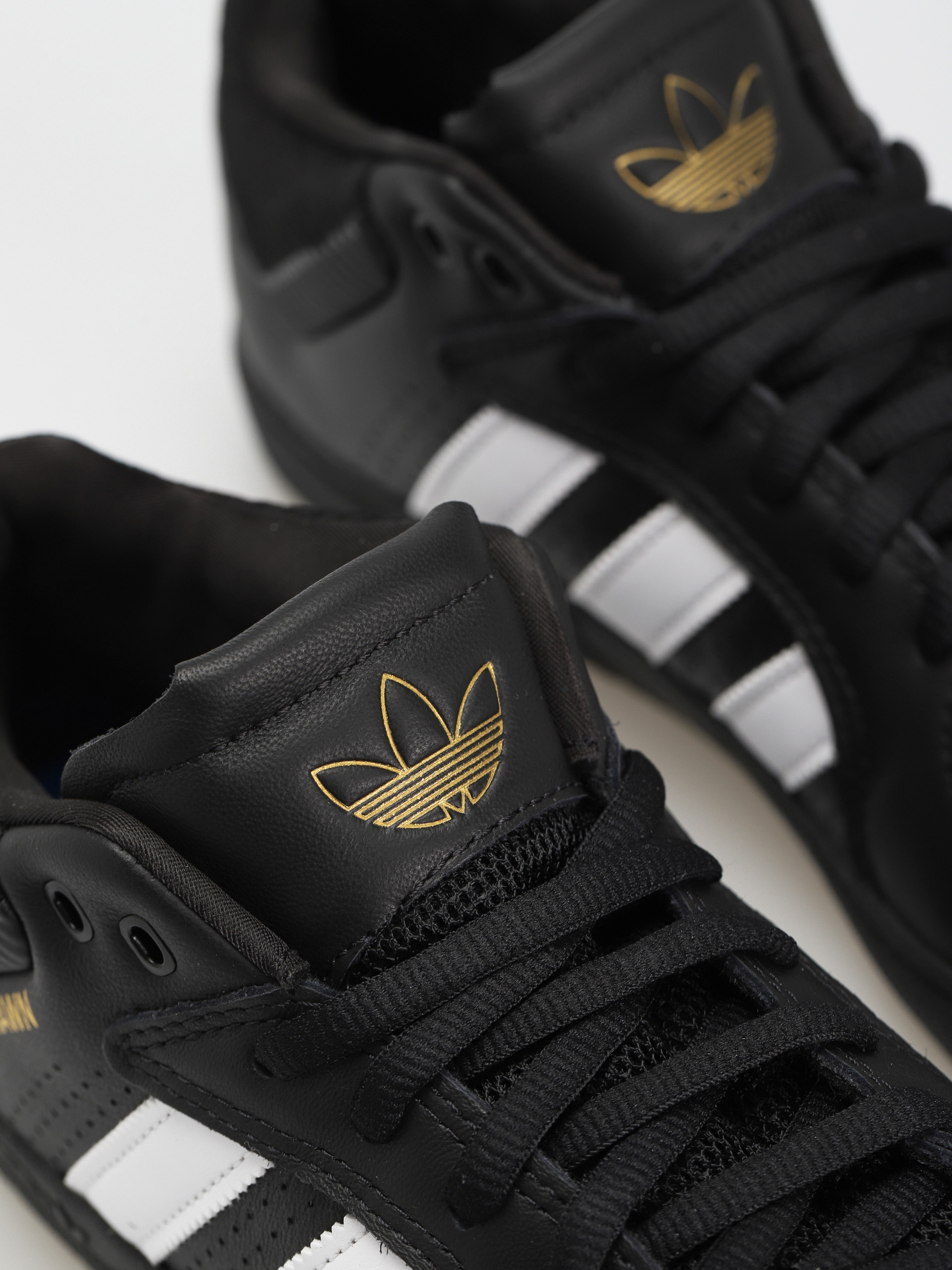 Topánky adidas Tyshawn (cblack/ftwwht/goldmt)