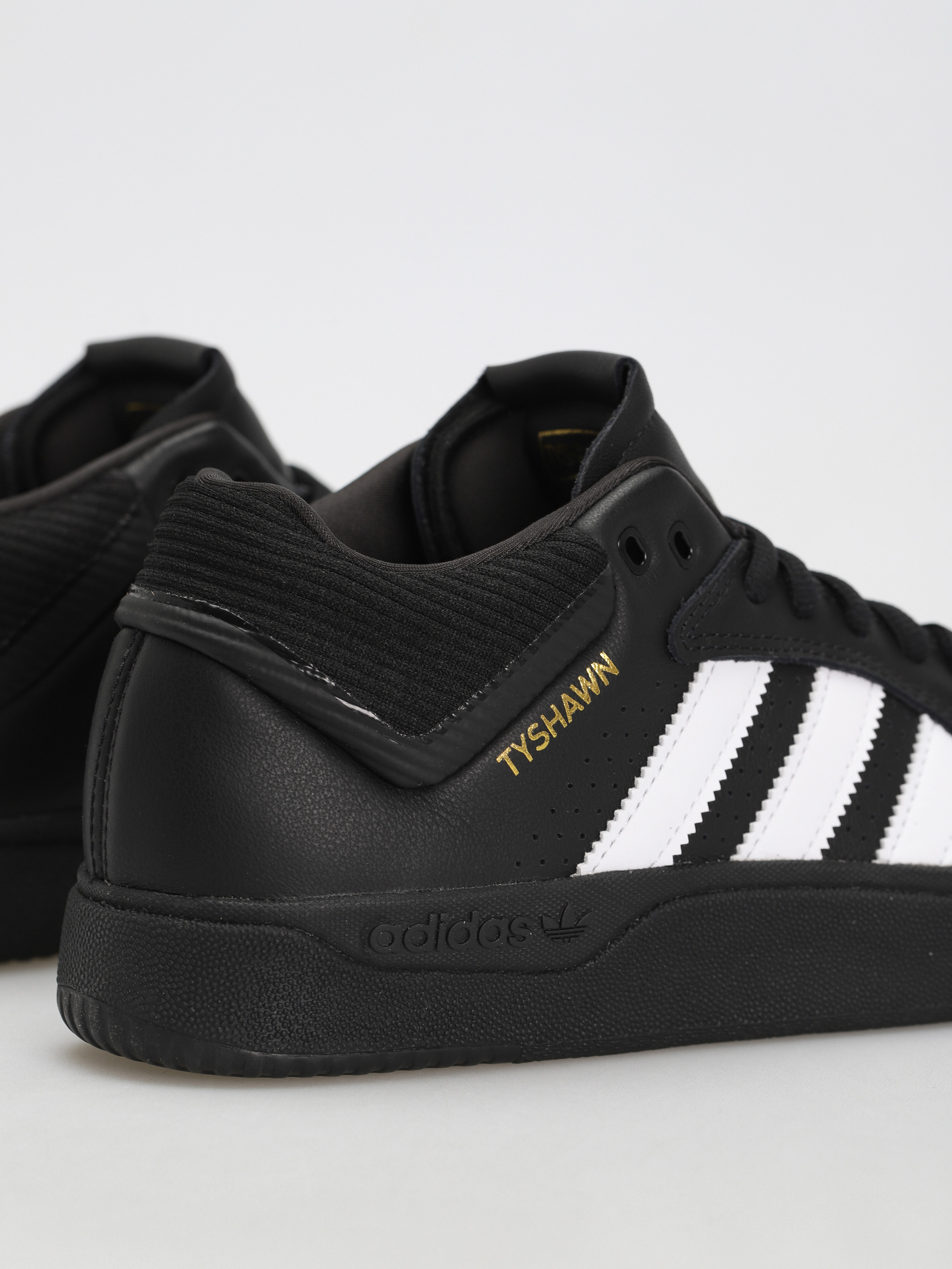 Topánky adidas Tyshawn (cblack/ftwwht/goldmt)