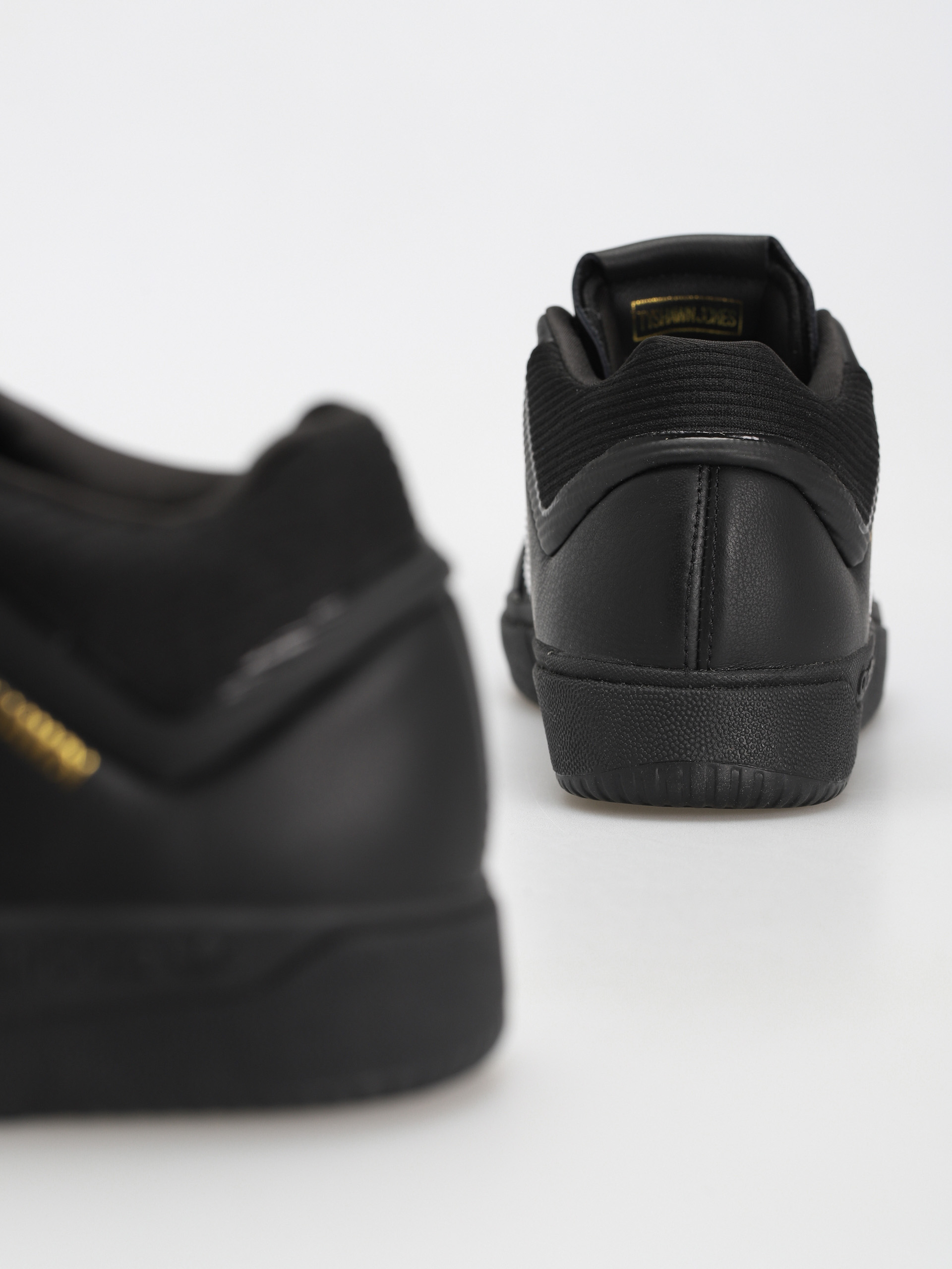 Topánky adidas Tyshawn (cblack/ftwwht/goldmt)