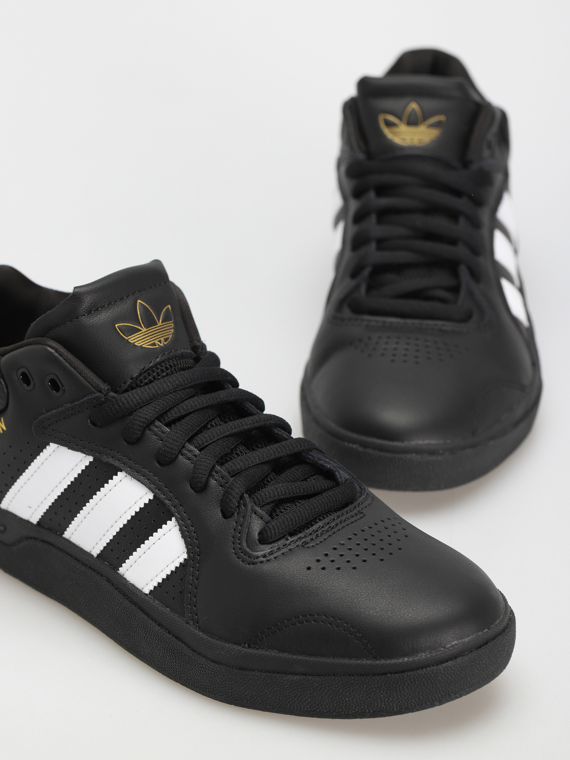 Topánky adidas Tyshawn (cblack/ftwwht/goldmt)