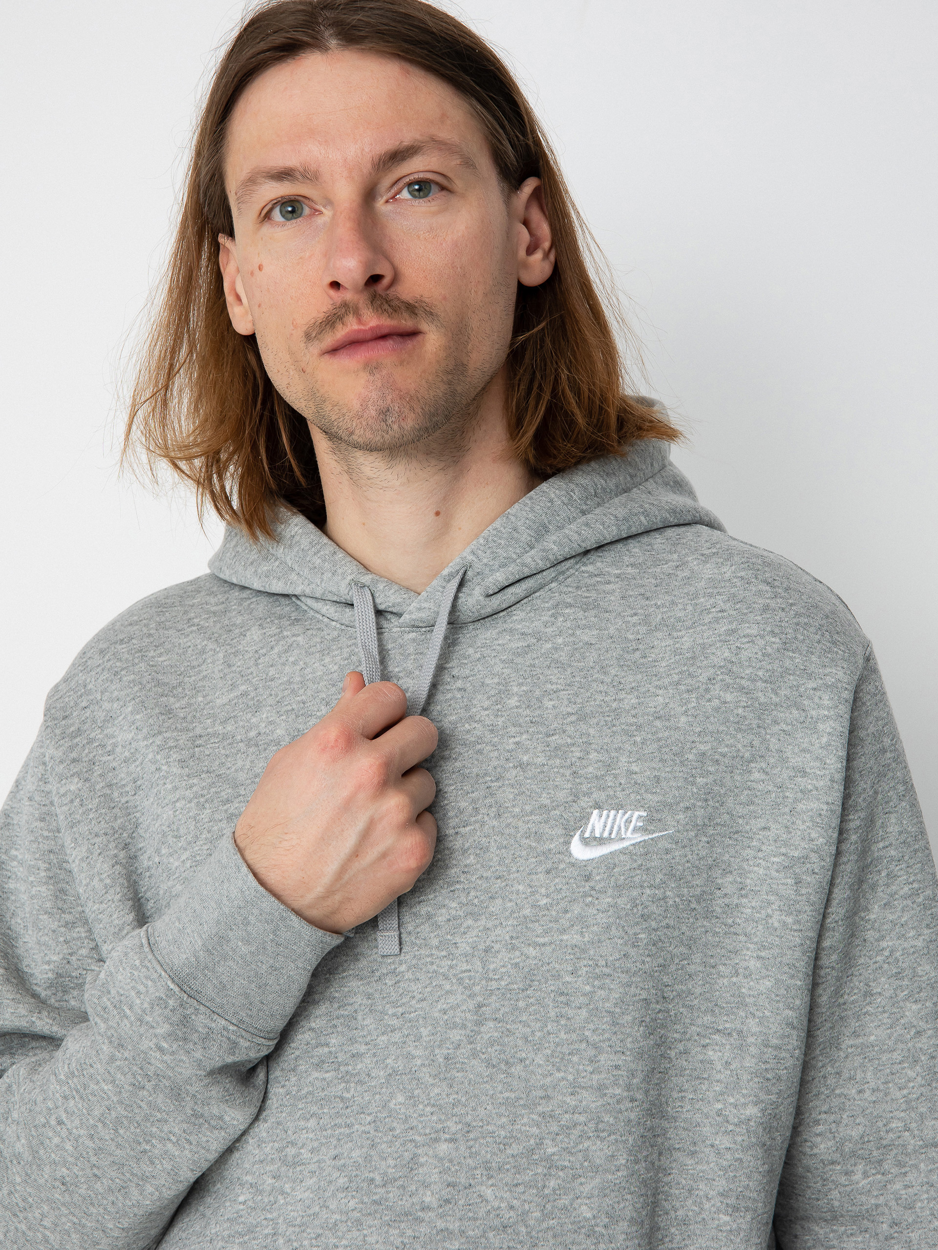 Mikina s kapucňou Nike Club Hoodie Po Bb HD (dk grey heather/matte silver/white)