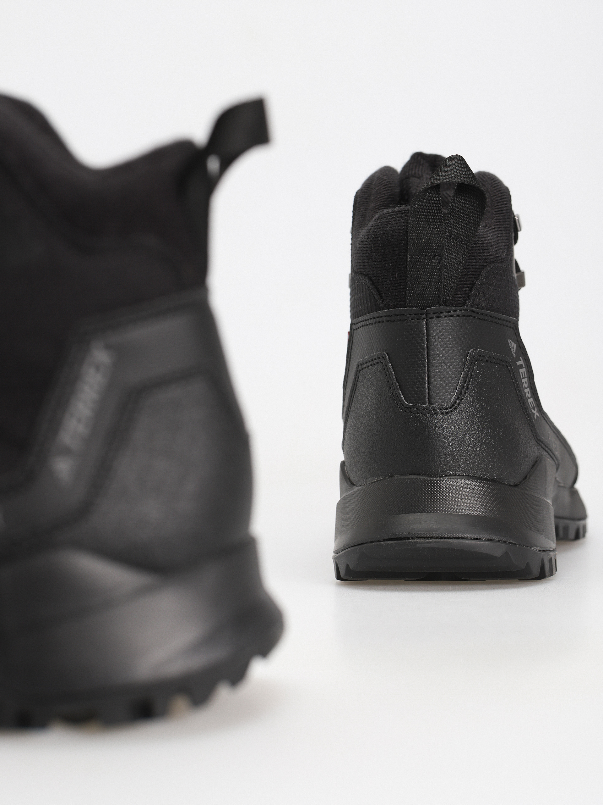 Topánky adidas Originals Frozetrack (cblack/cblack/grefou)