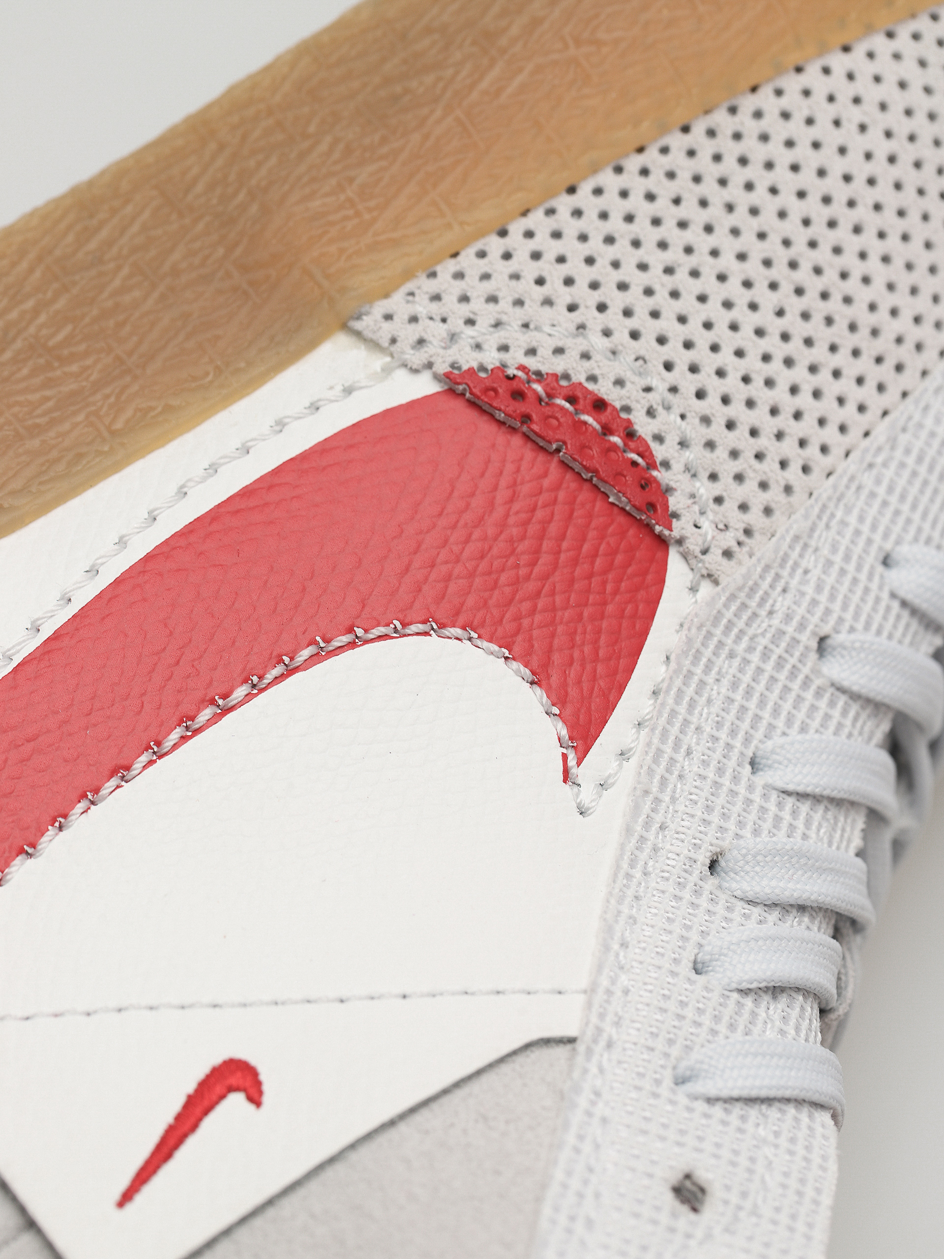 Topánky Nike SB Zoom Blazer Mid Prm (summit white/university red)