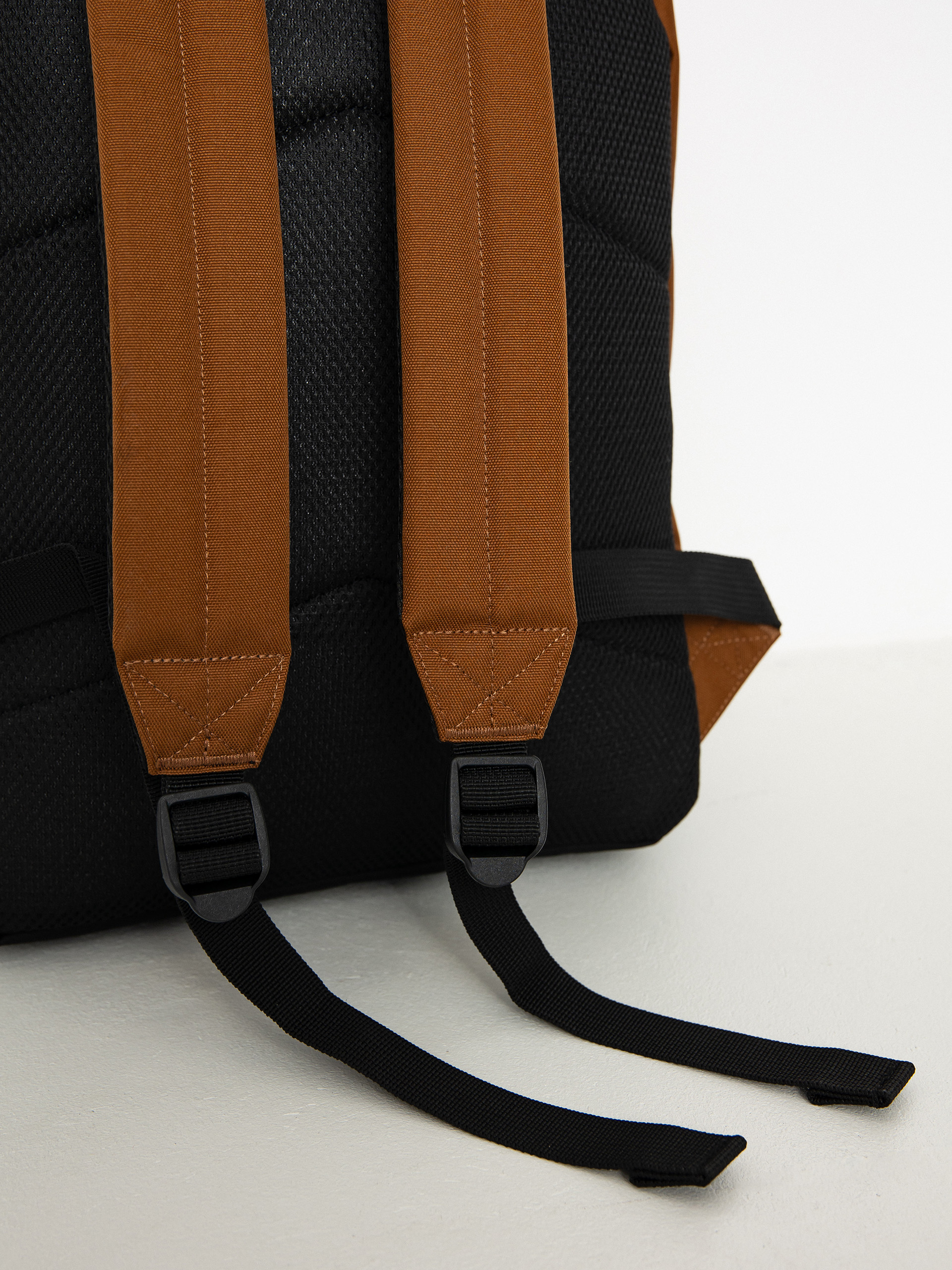 Batoh Carhartt WIP Jake (deep h brown)