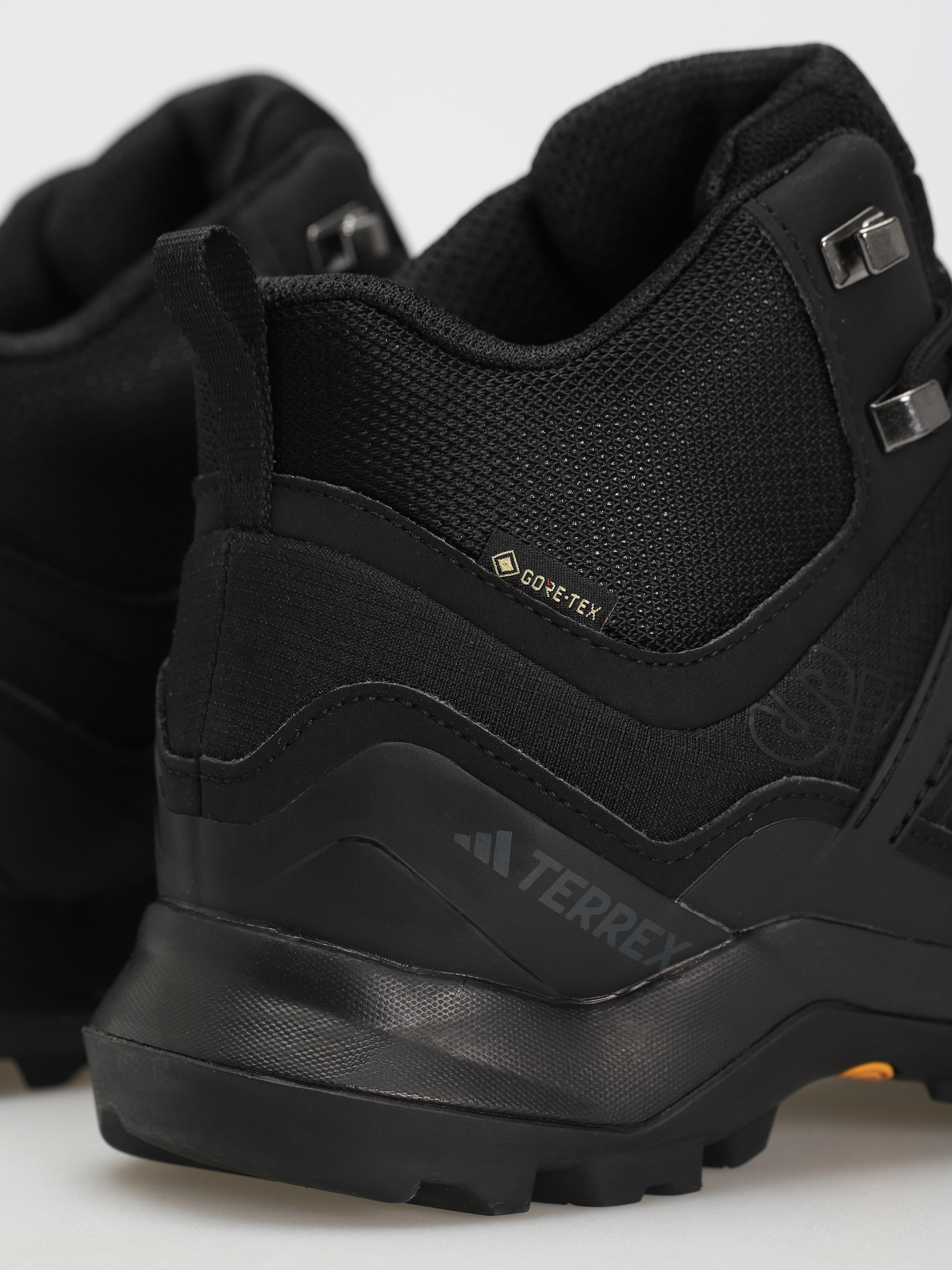 Topánky adidas Originals Terrex Swift R2 Mid Gtx (cblack/cblack/carbon)