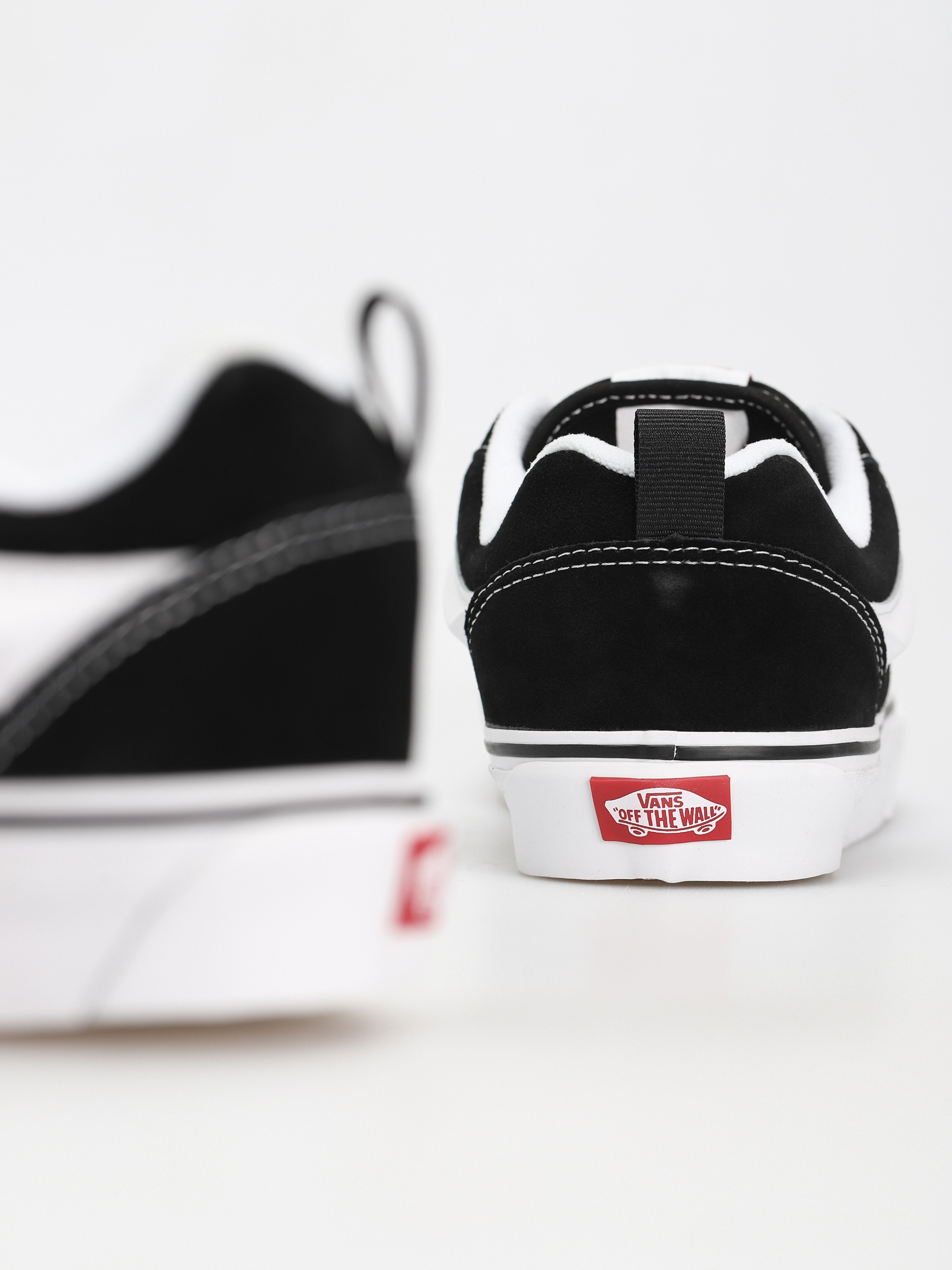 Topánky Vans Knu Skool (black/true white)