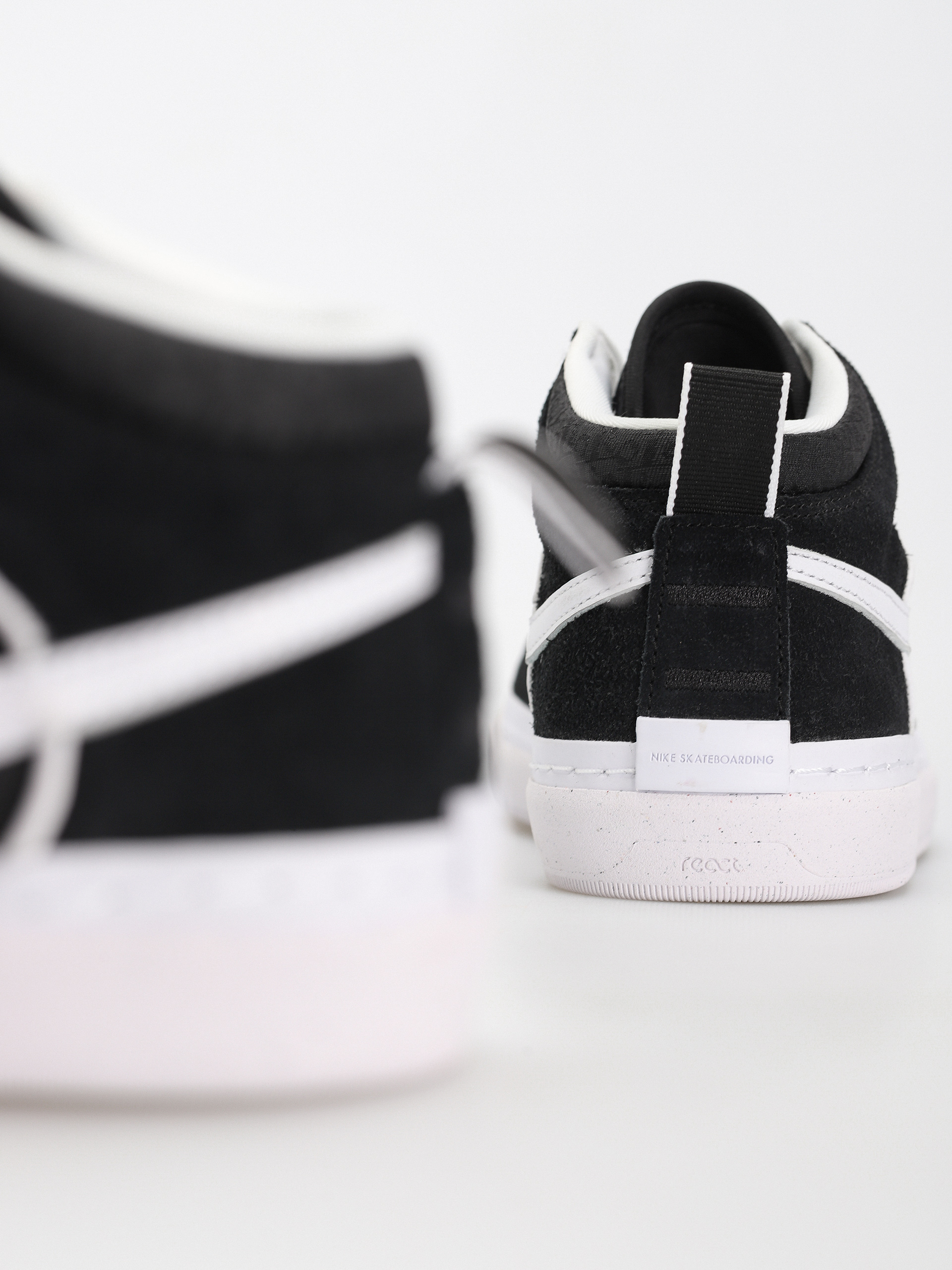 Topánky Nike SB React Leo (black/white black gum light brown)