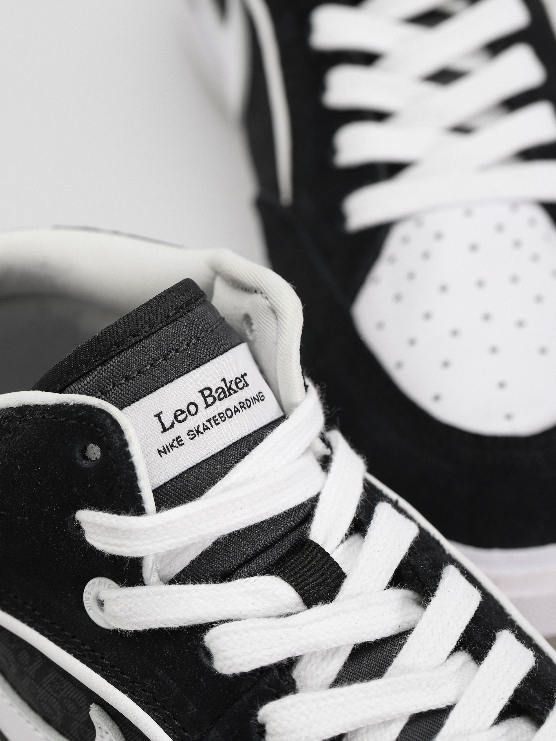 Topánky Nike SB React Leo (black/white black gum light brown)