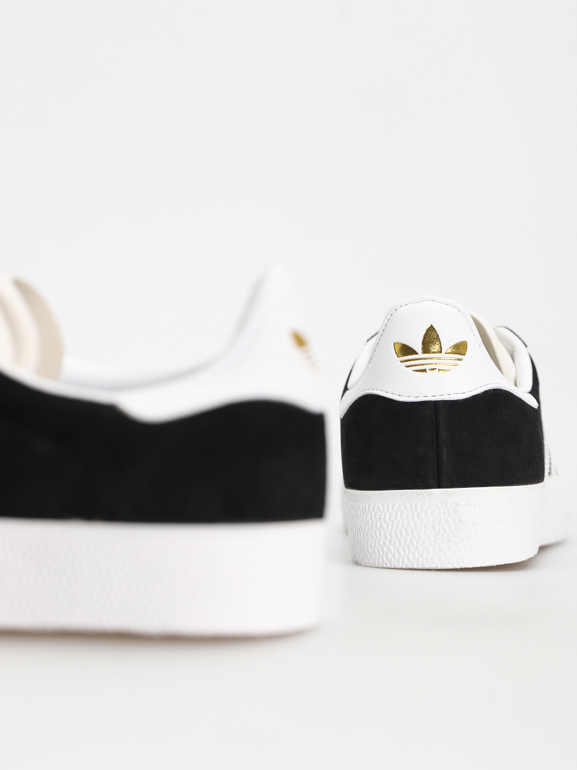 Topánky adidas Gazelle ADV (core black/cloud white/gold metallic)