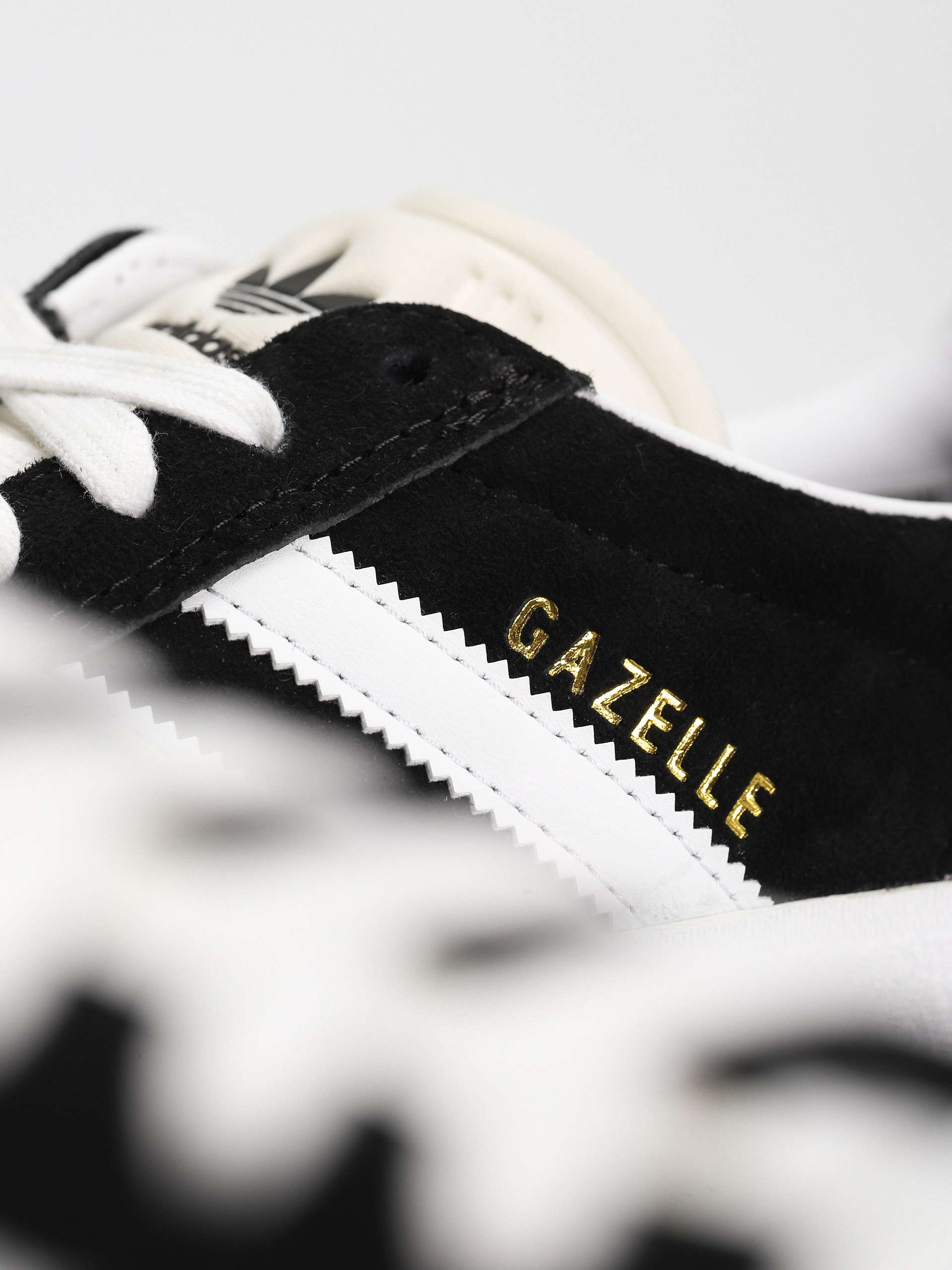 Topánky adidas Gazelle ADV (core black/cloud white/gold metallic)