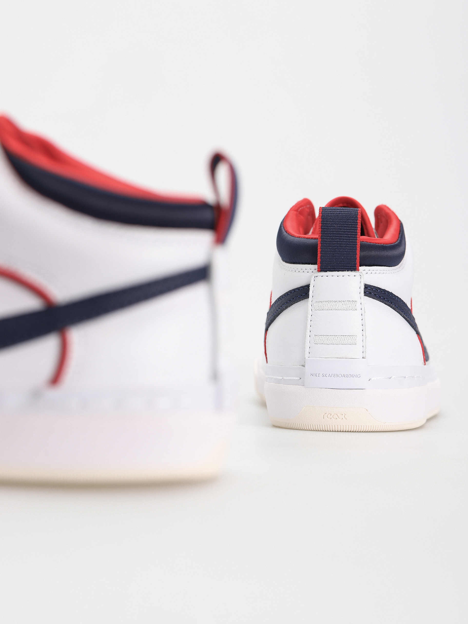 Topánky Nike SB React Leo Premium (white/midnight navy university red white)