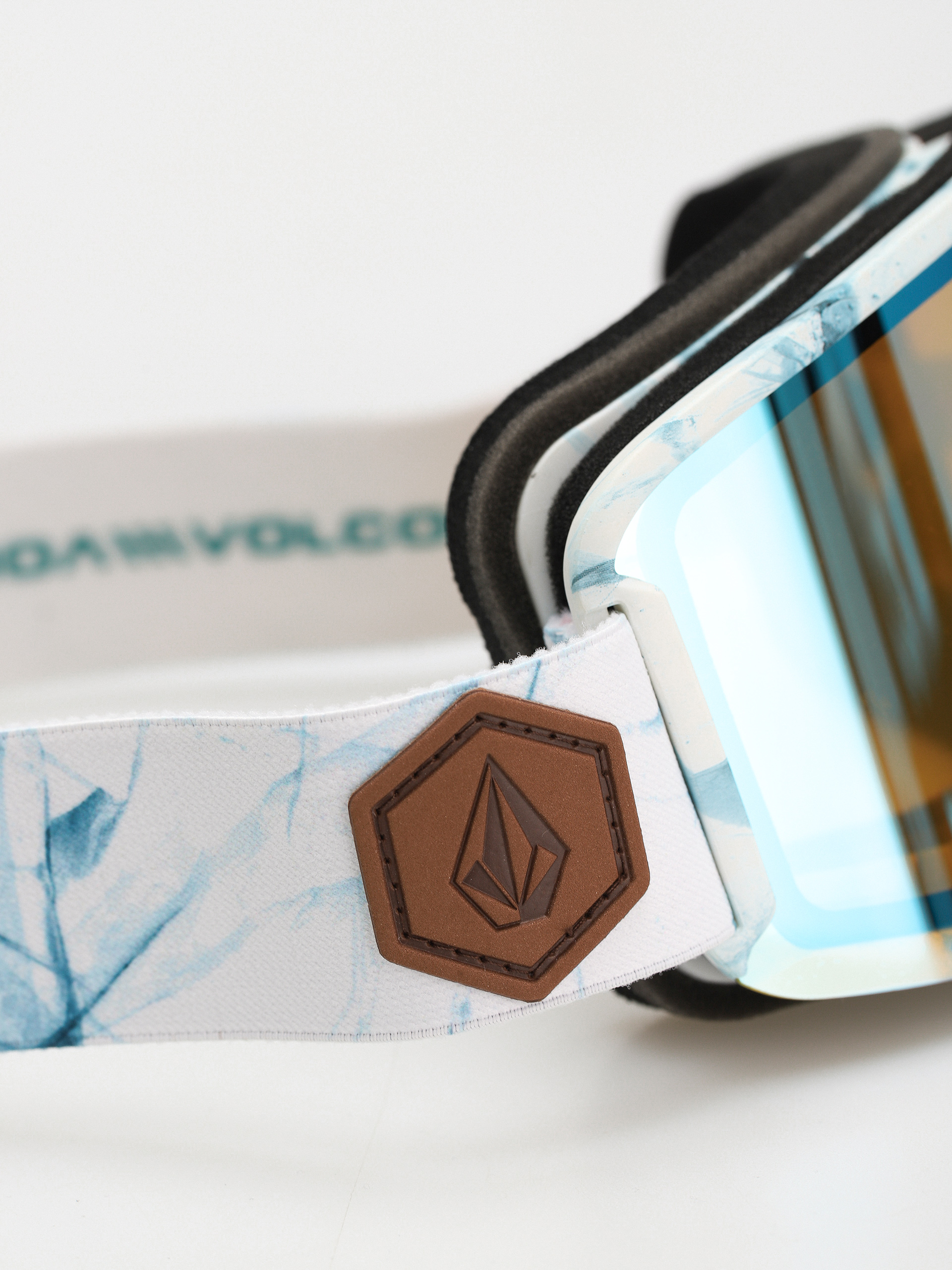 Snowboardové okuliare Volcom Garden (white ice/ice chrome+bl dark grey)